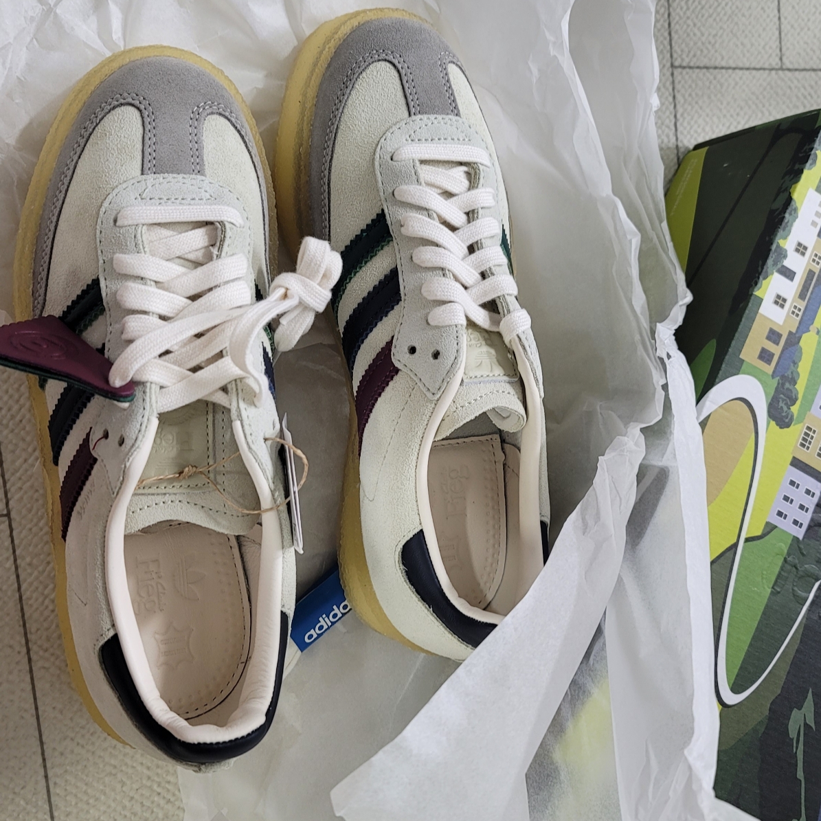 Adidas x Clarks x Ronnie Fieg 8th Street Samba Chalk White Collegiate Green 착용 스타일 - 3