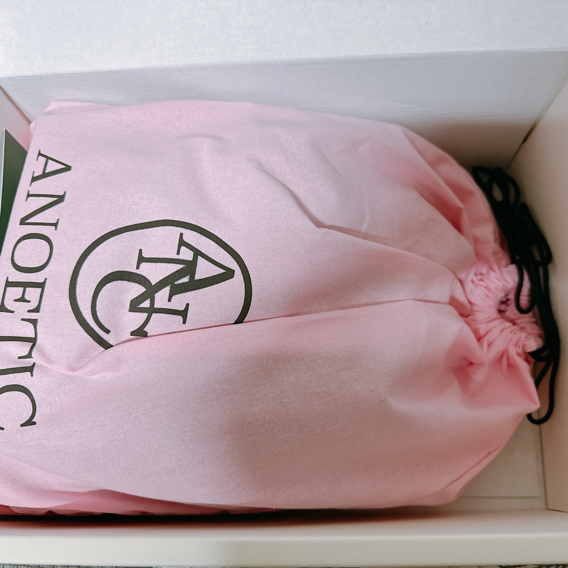 [KREAM 단독] Anoetic Heart Classic Backpack with Keyring Black 착용 스타일 - 3