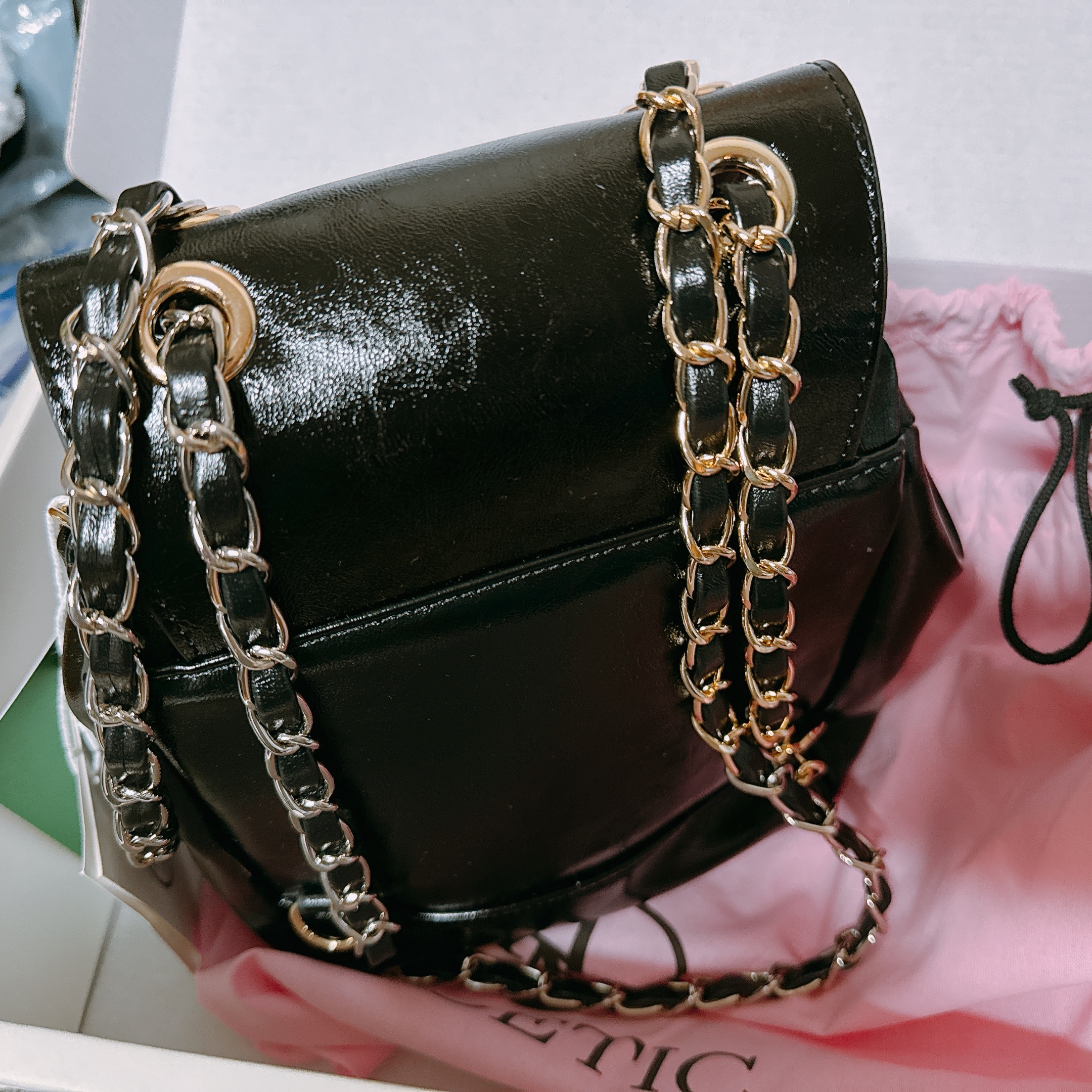 [KREAM 단독] Anoetic Heart Classic Backpack with Keyring Black 착용 스타일 - 1