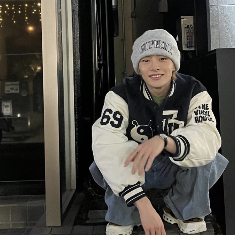 Supreme New Era Metallic Arc Beanie Grey - 23SS 착용 스타일