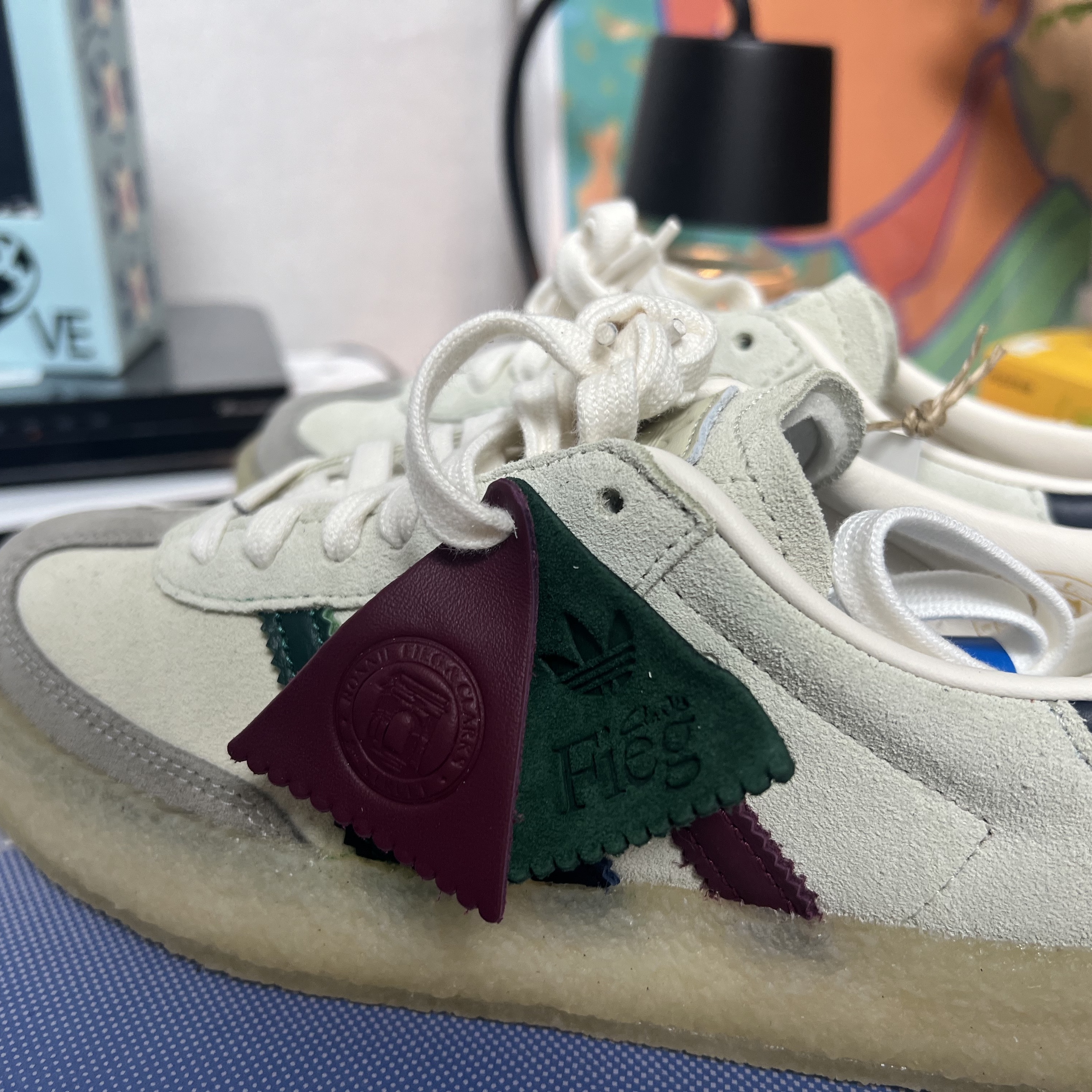 Adidas x Clarks x Ronnie Fieg 8th Street Samba Chalk White Collegiate Green 착용 스타일 - 3