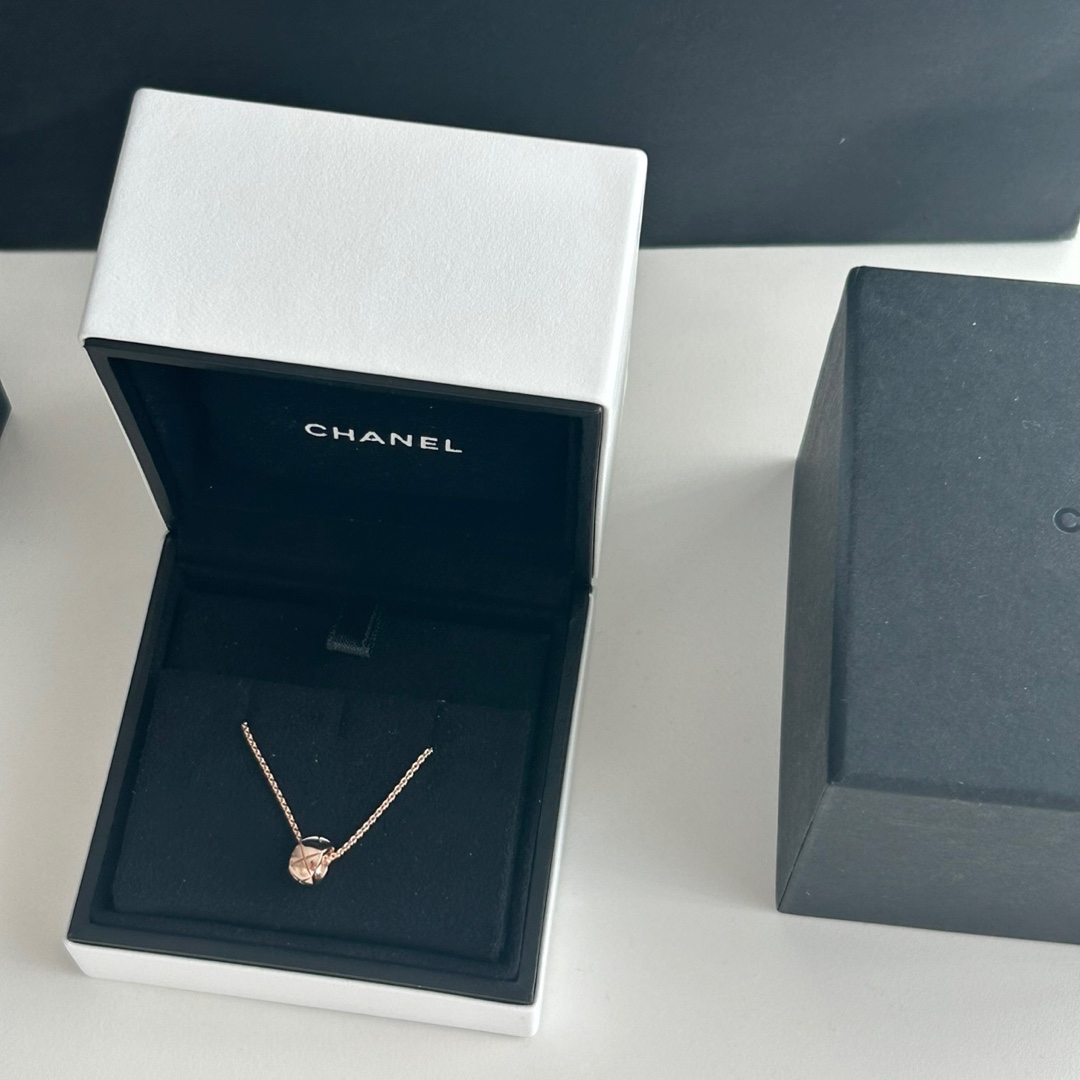 (W) Chanel Coco Crush Necklace Quilted Motif & 18K Beige Gold 착용 스타일