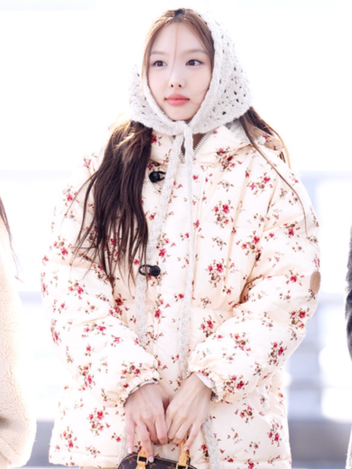 (W) Louis Vuitton Floral Print Long Puffer Jacket Pink Beige, Louis Vuitton Nano Alma Monogram 착용 스타일 - 4