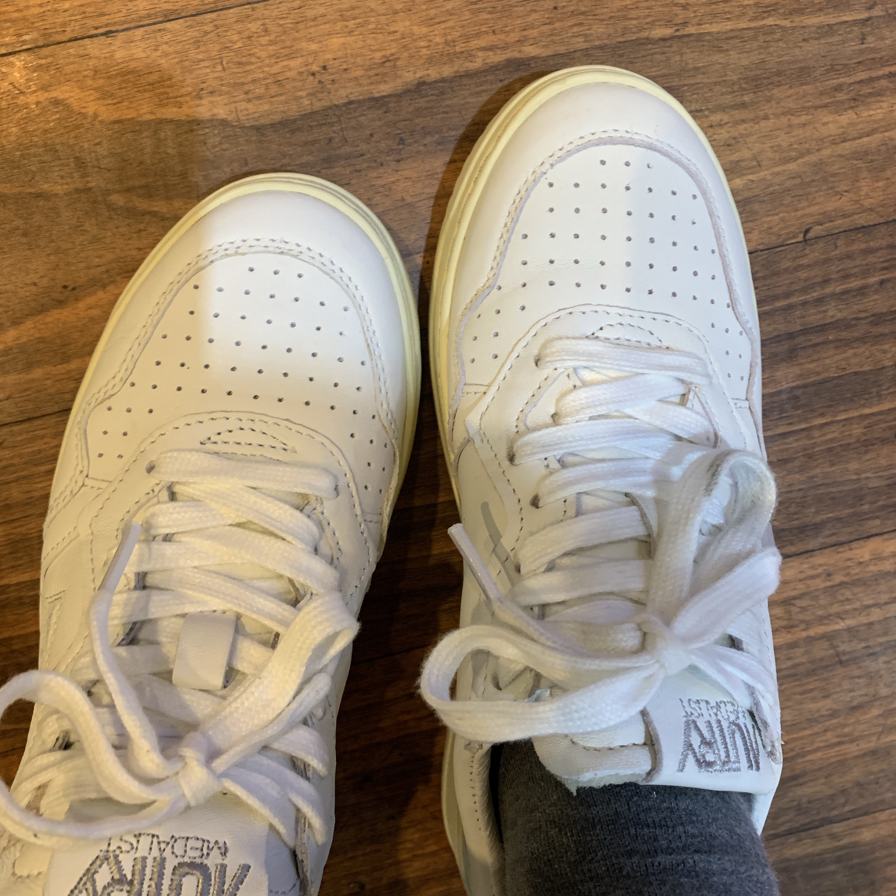 (W) Autry Medalist Low Goatskin Sneakers White 착용 스타일