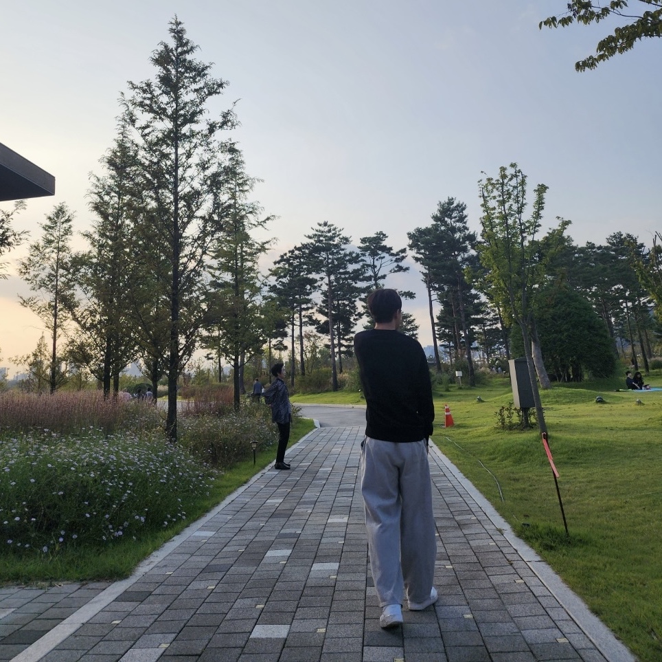 아미 스몰 하트 로고 스웨트셔츠 블랙, 나이키 에어포스 1 '07 로우 화이트 착용 스타일