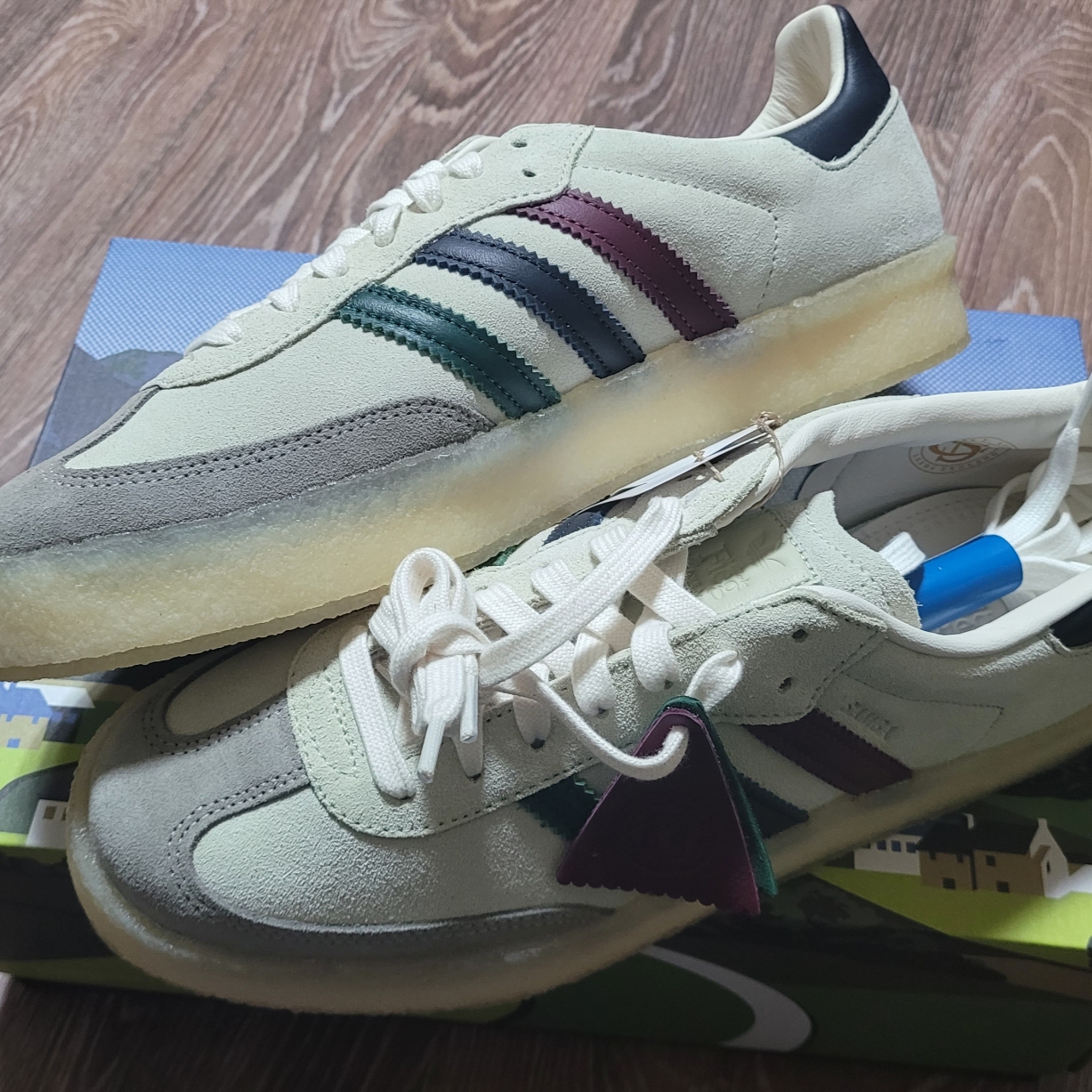 Adidas x Clarks x Ronnie Fieg 8th Street Samba Chalk White Collegiate Green 착용 스타일