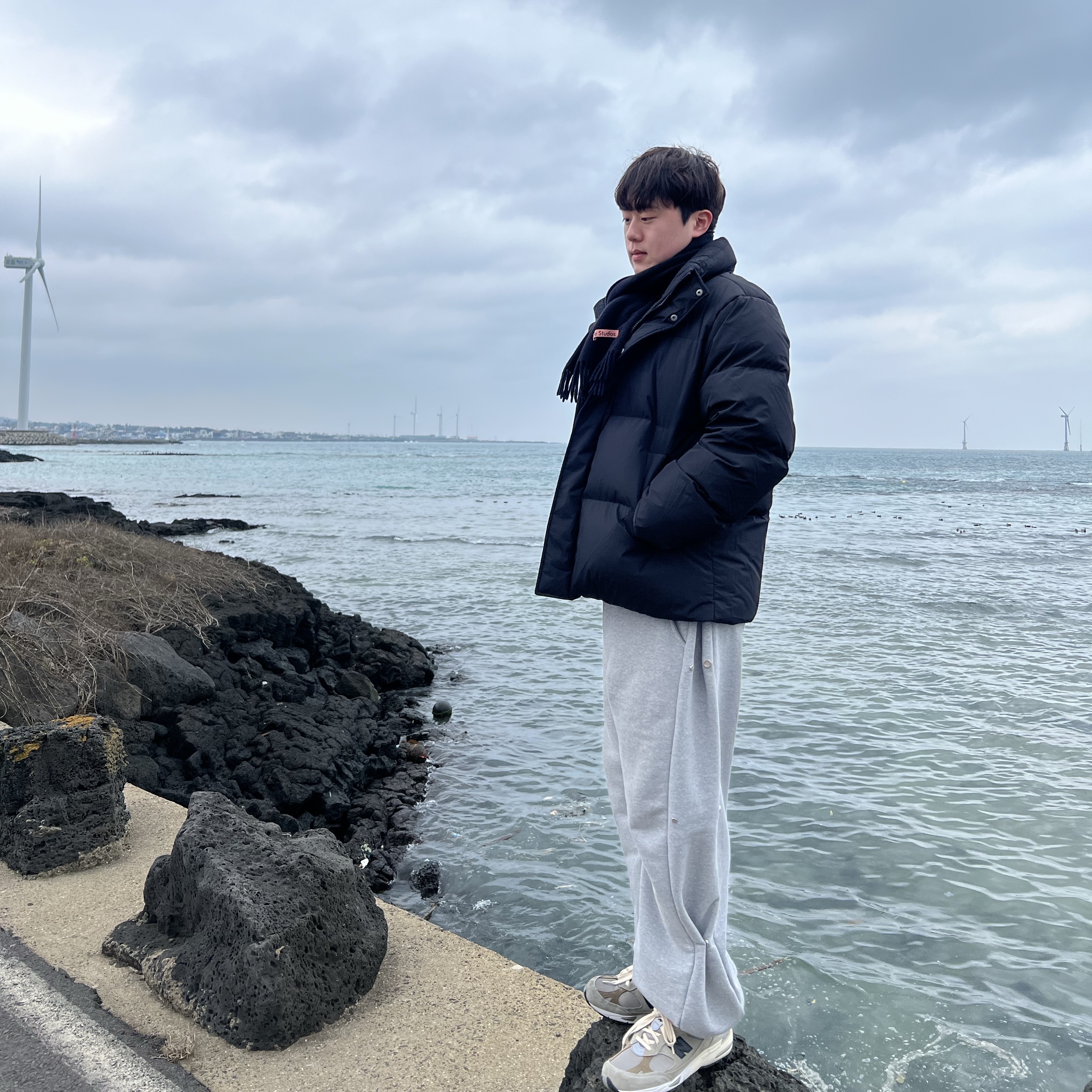 Acne Studios Narrow Wool Fringe Muffler Black, New Balance x JJJJound 991 Made in UK Grey 착용 스타일 - 1