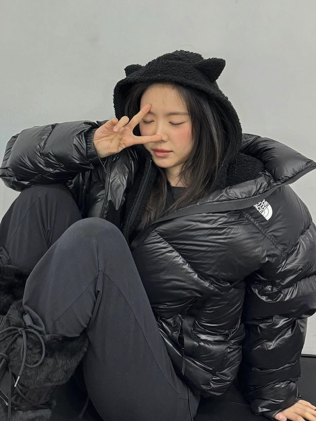 The North Face 1996 Eco Nuptse Jacket Black, (W) Moon Boot Icon Low Nylon Boots Black 착용 스타일