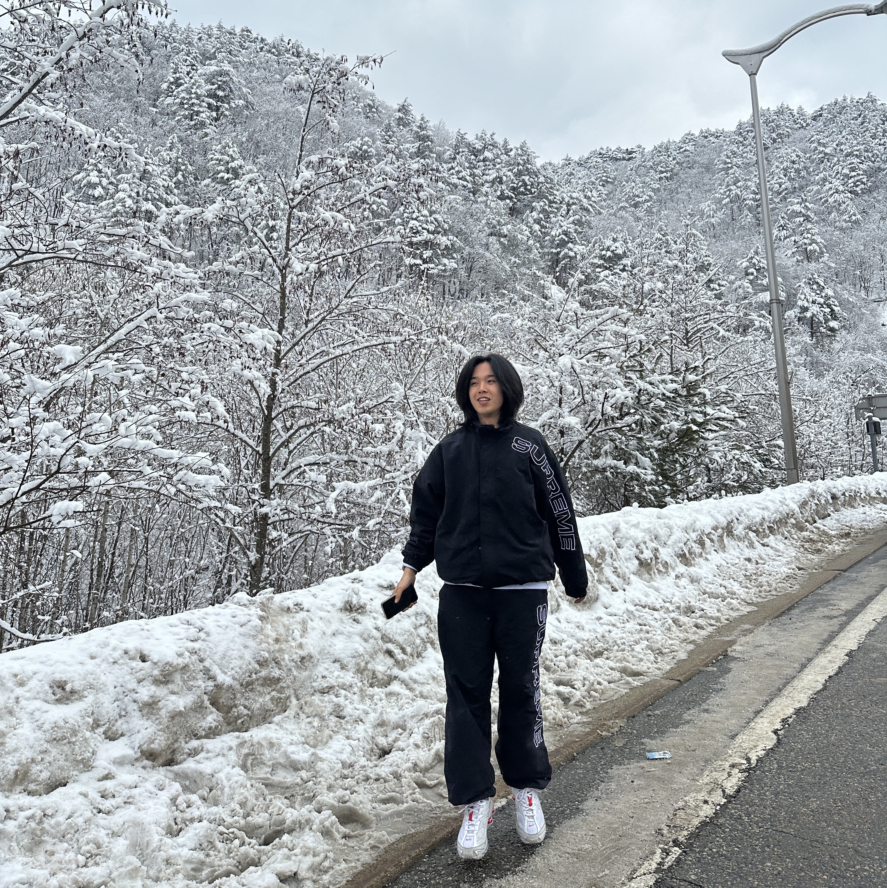 Supreme Spellout Embroidered Track Jacket Black - 23FW, Supreme Spellout Embroidered Track Pants Black - 23FW 착용 스타일 - 1