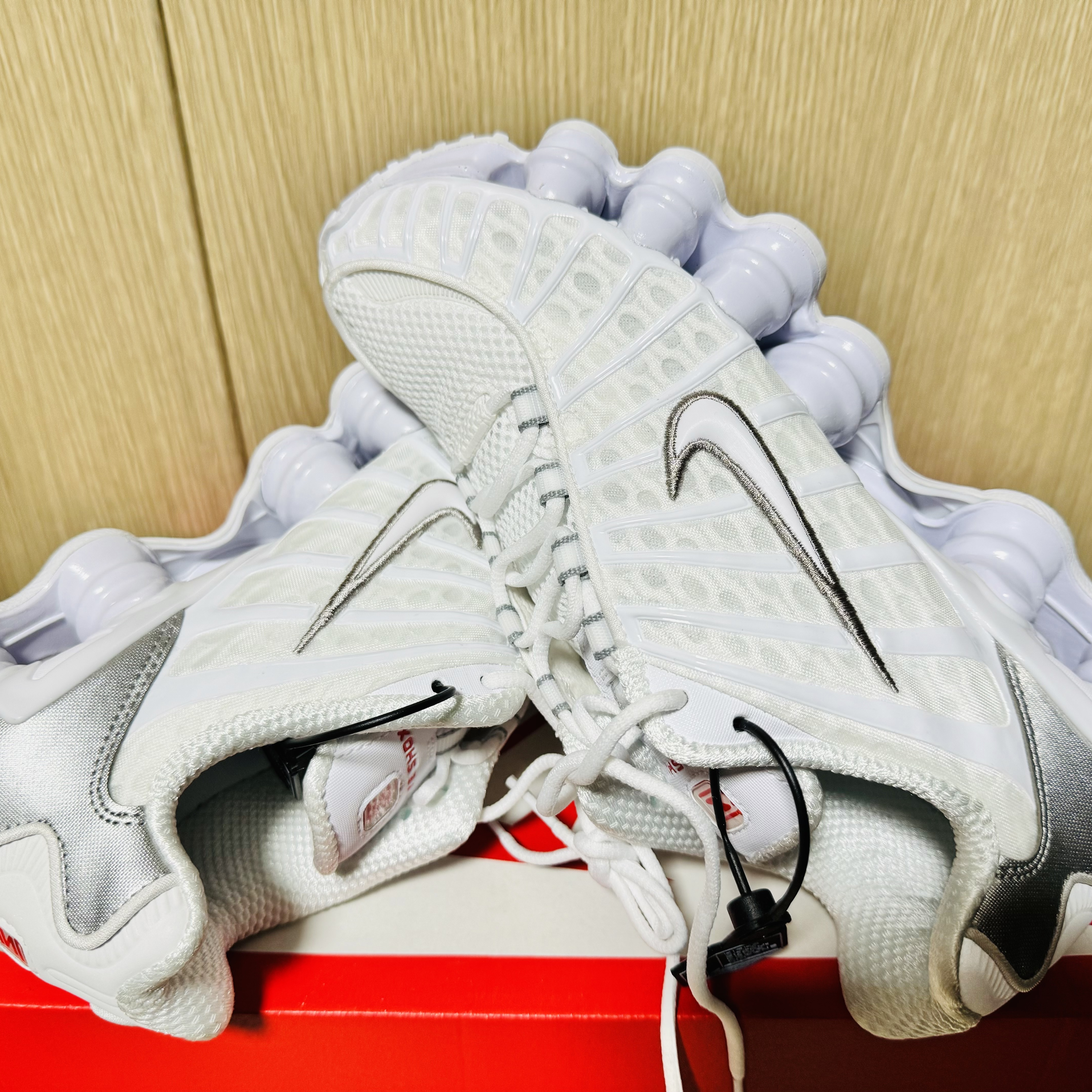 (W) Nike Shox TL White and Max Orange 착용 스타일 - 2