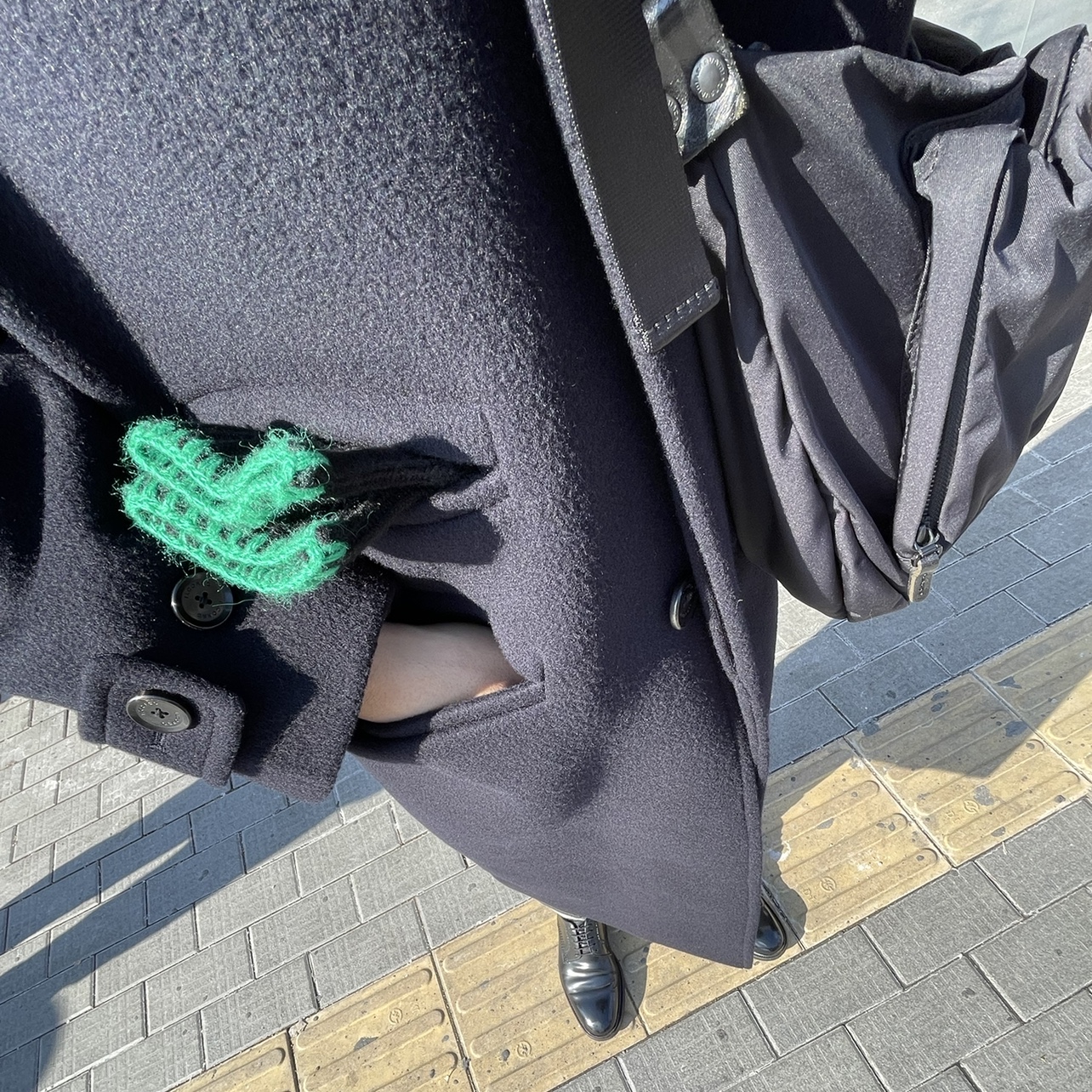 Amiacalva Gabardine Body Bag Black 착용 스타일