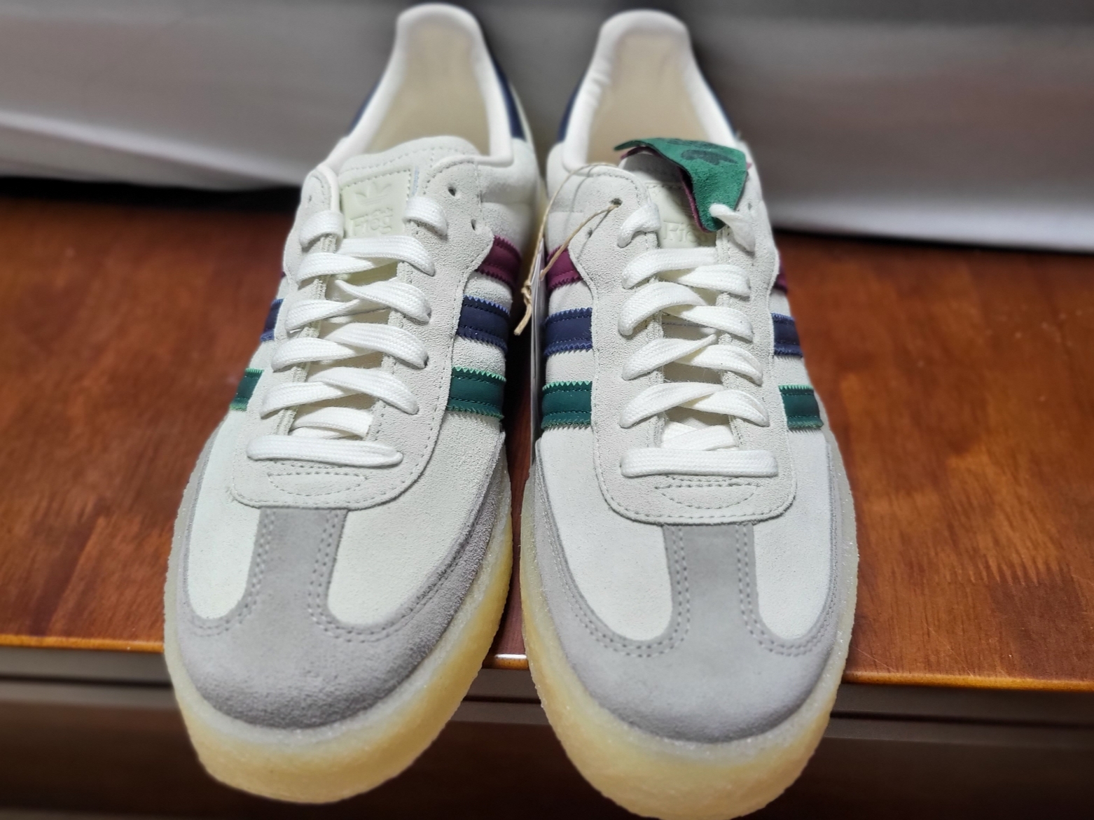 Adidas x Clarks x Ronnie Fieg 8th Street Samba Chalk White Collegiate Green 착용 스타일 - 2