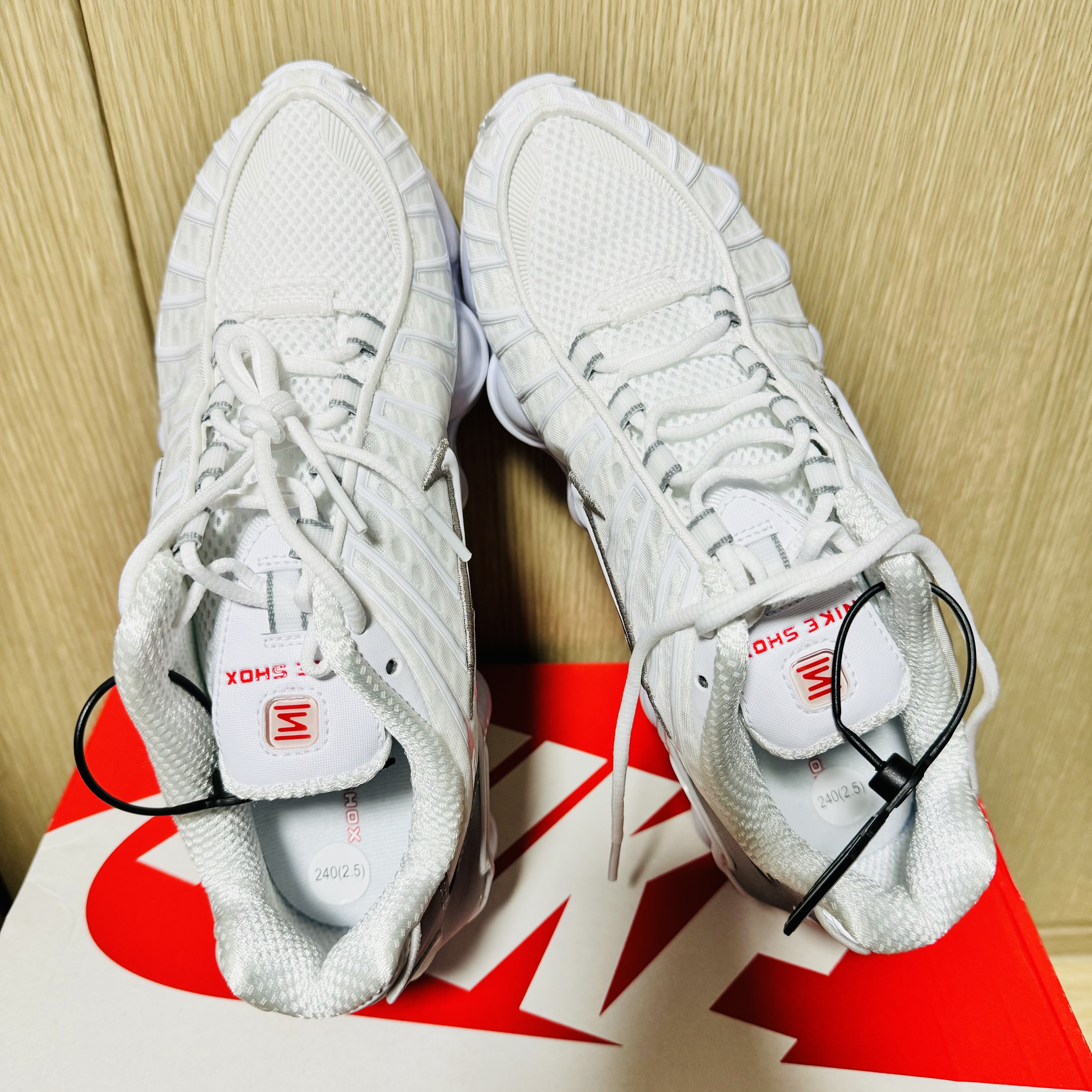 (W) Nike Shox TL White and Max Orange 착용 스타일 - 1