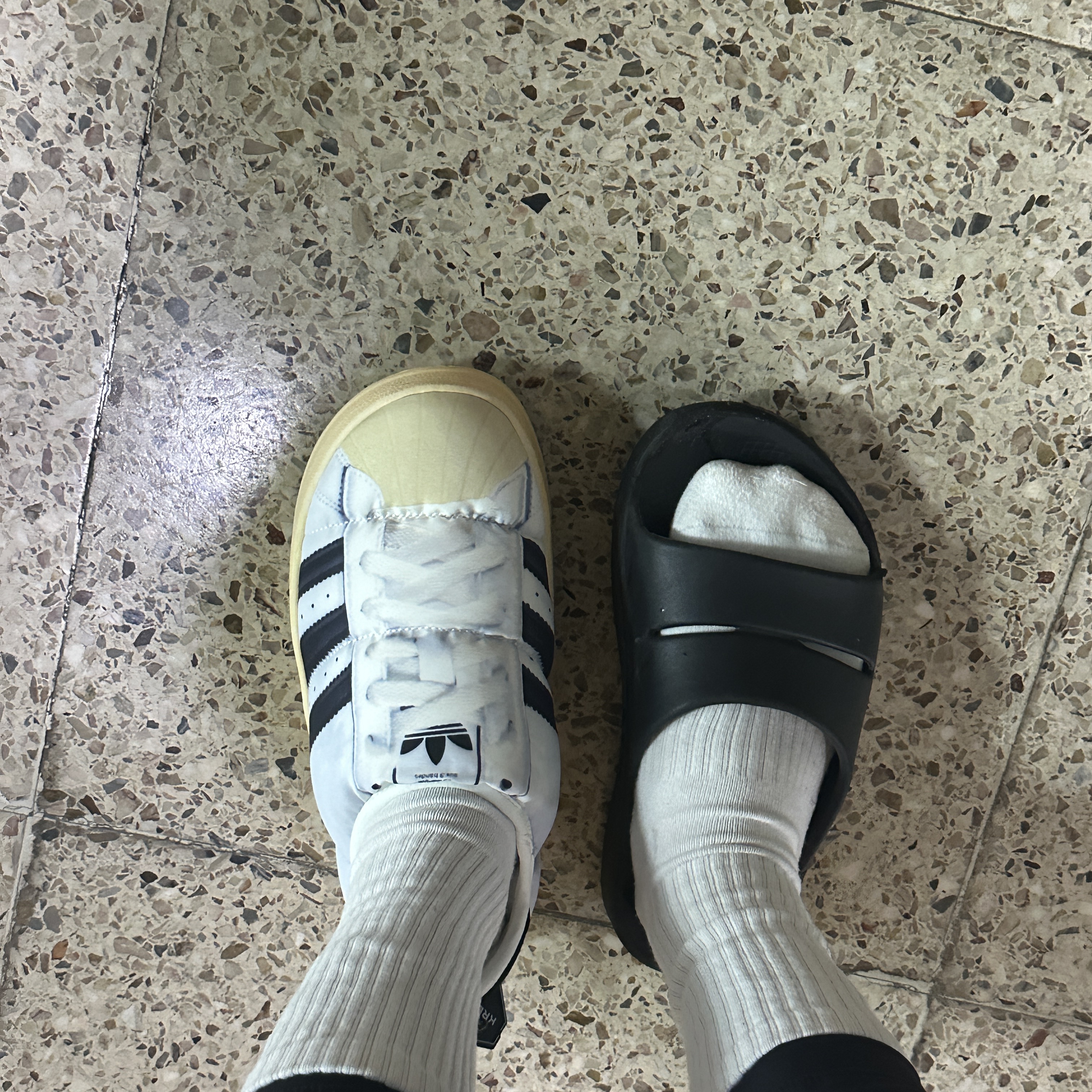 Adidas Puffylette Superstar Cloud White 착용 스타일