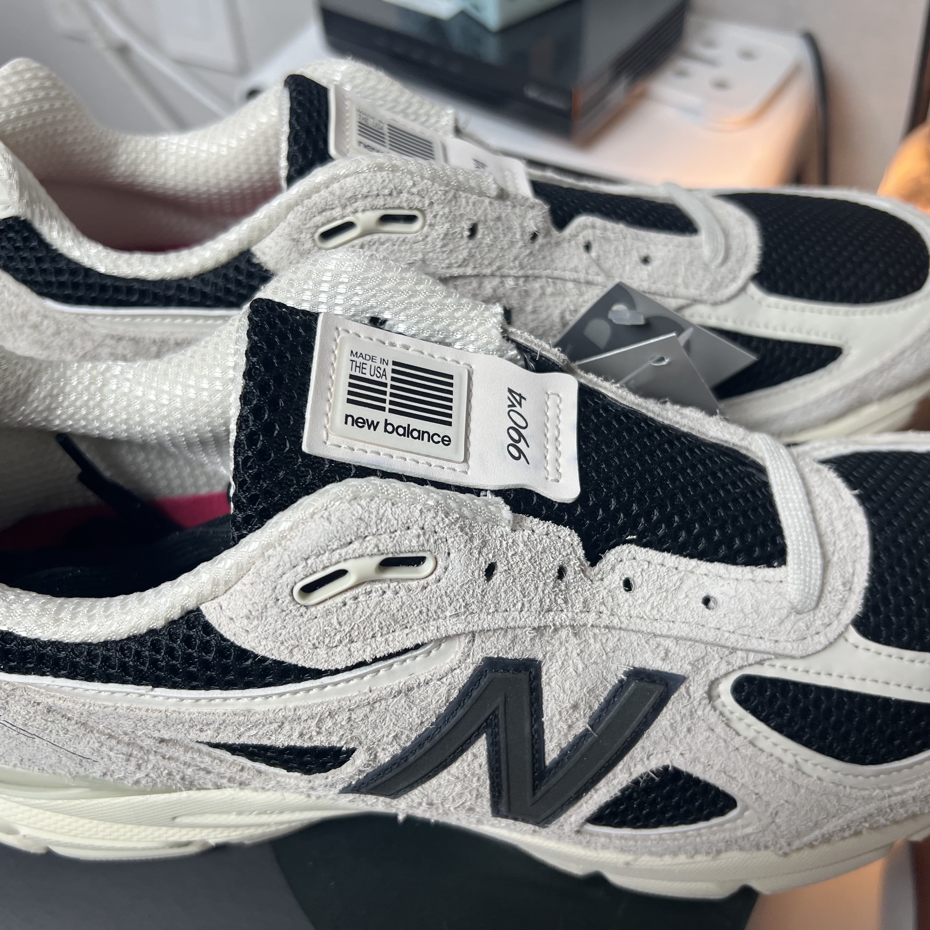 New Balance x Joe Freshgoods 990v4 Made in USA White Black 착용 스타일 - 1