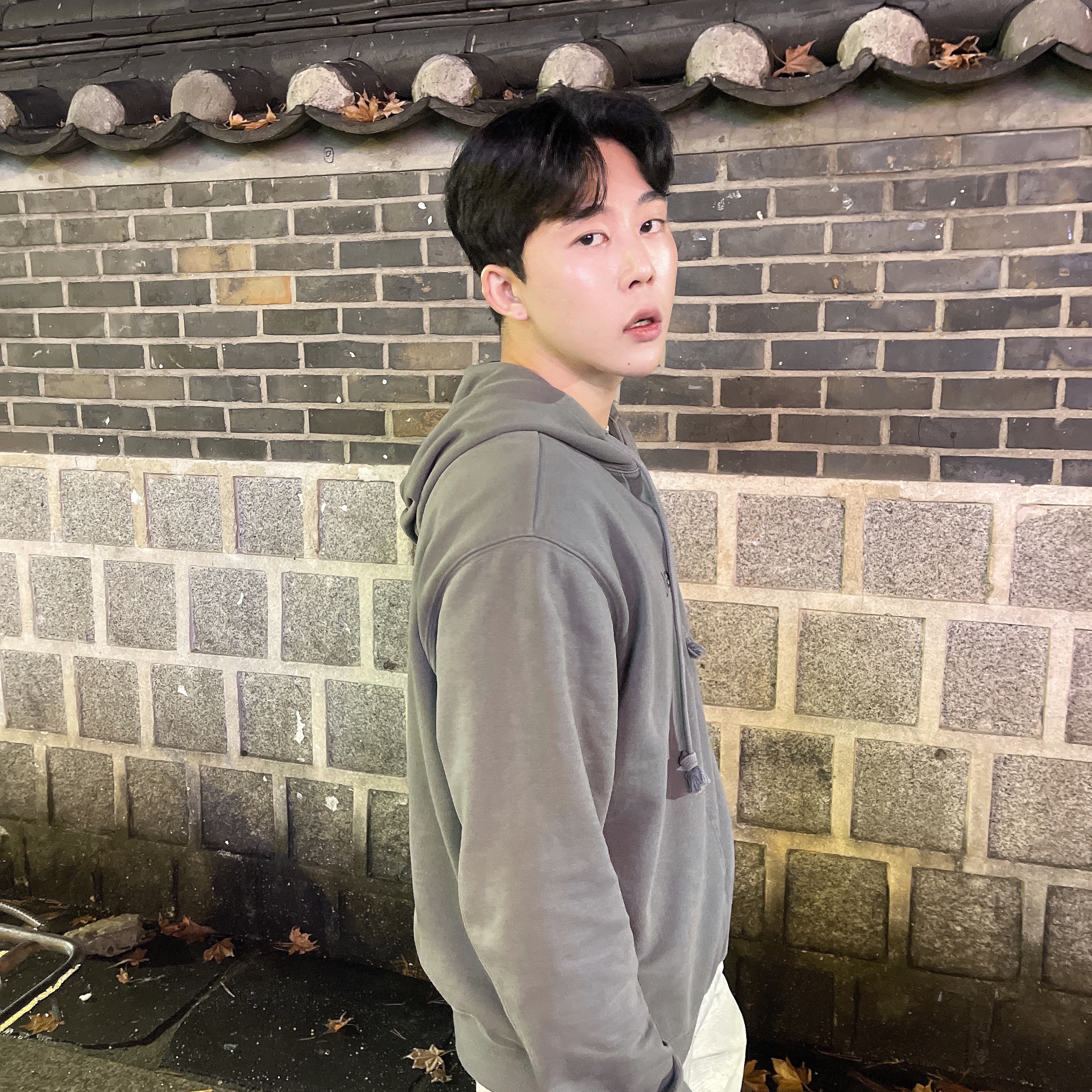 Maison Margiela Upside Down Embroidered Logo Hoodie White Black, Damiani Belle Epoque Diamonds Necklace White Gold 착용 스타일 - 3