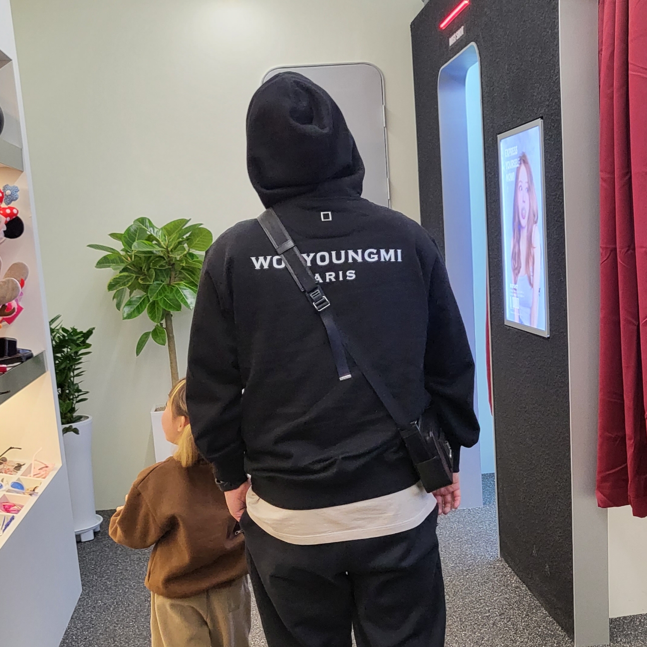 Wooyoungmi Back Logo Hoodie Black - 23FW, Wooyoungmi Embroidered Ball Cap Black 착용 스타일 - 2