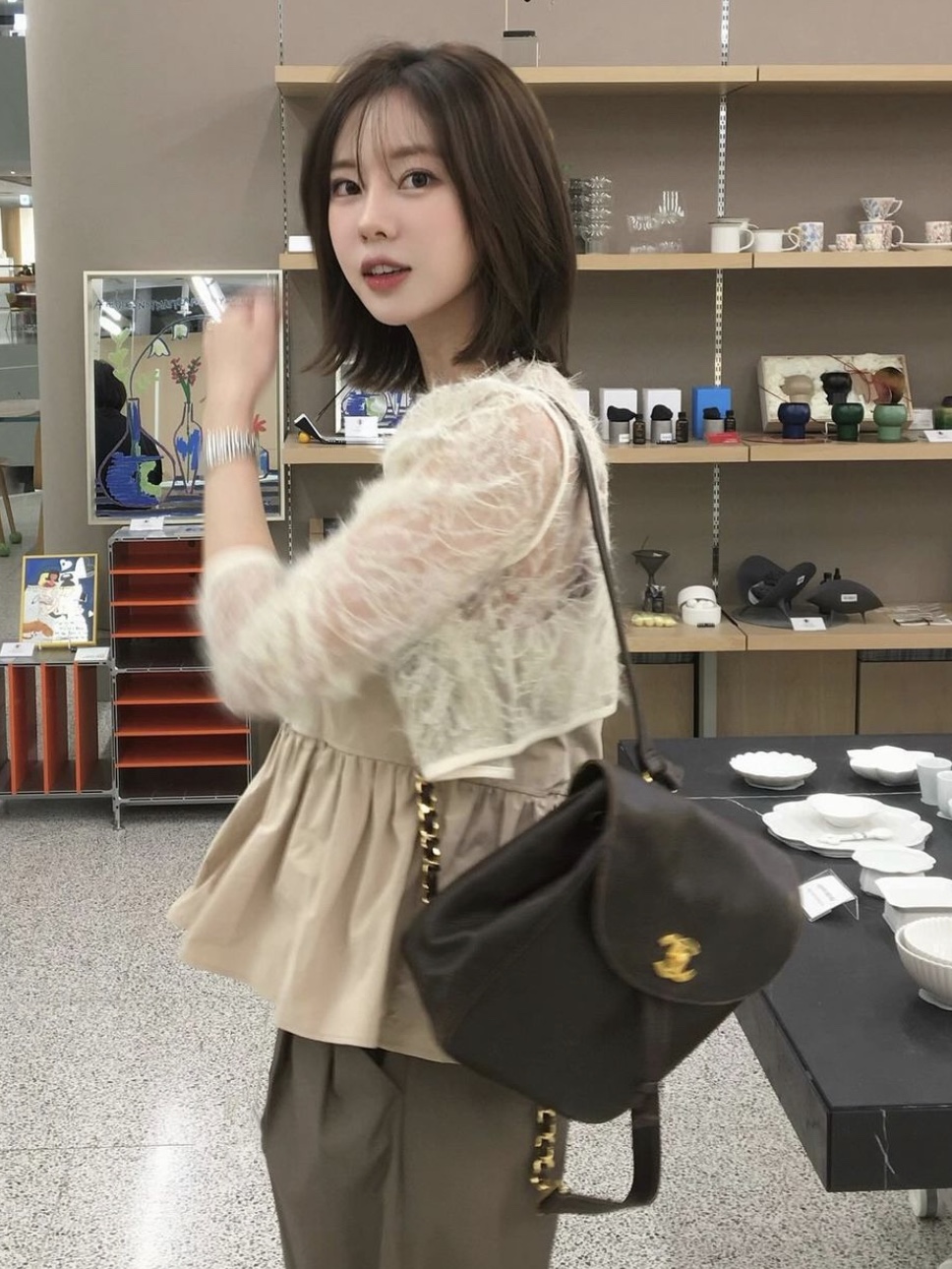 Chanel Backpack Calfskin & Gold Black 착용 스타일 - 1