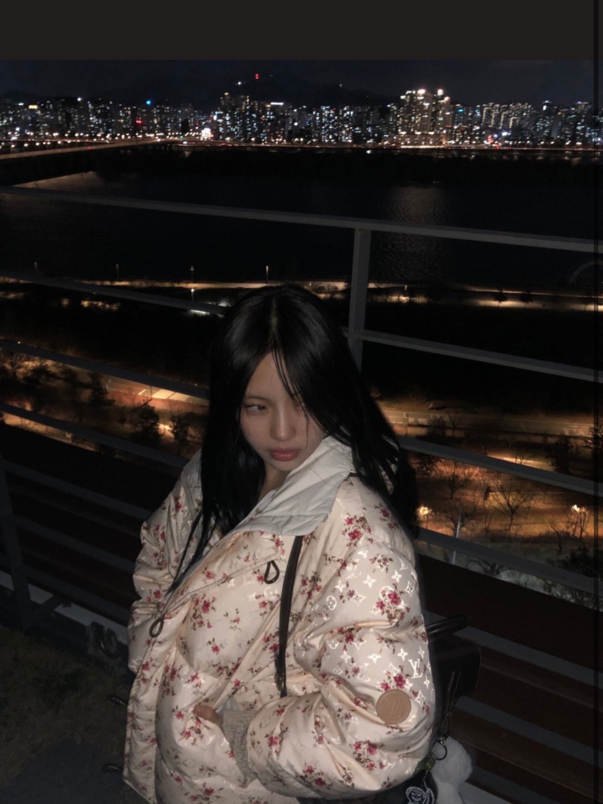(W) Louis Vuitton Floral Print Long Puffer Jacket Pink Beige, Louis Vuitton Nano Alma Monogram 착용 스타일 - 1