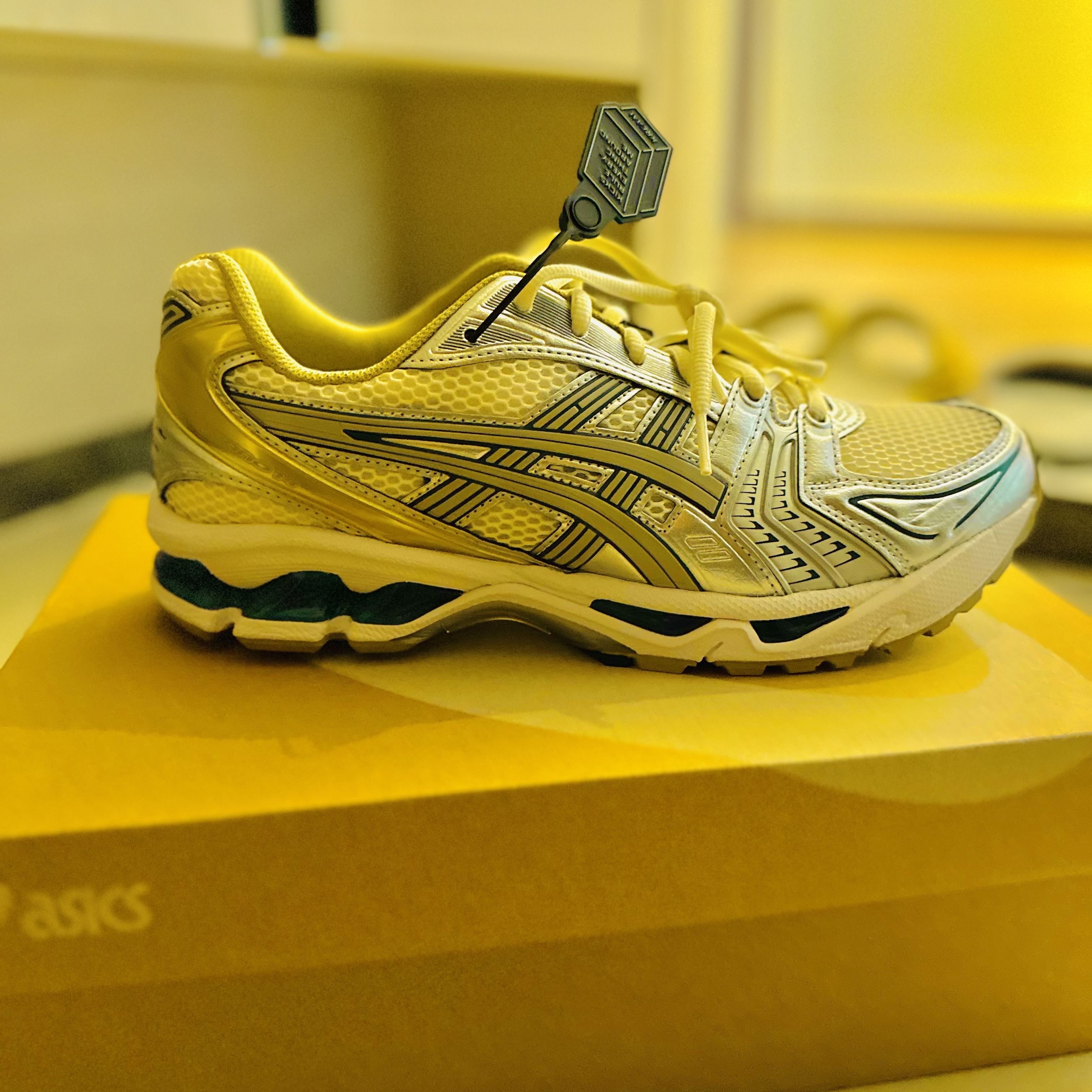 Asics Gel-Kayano 14 Cream Pure Silver 착용 스타일 - 1