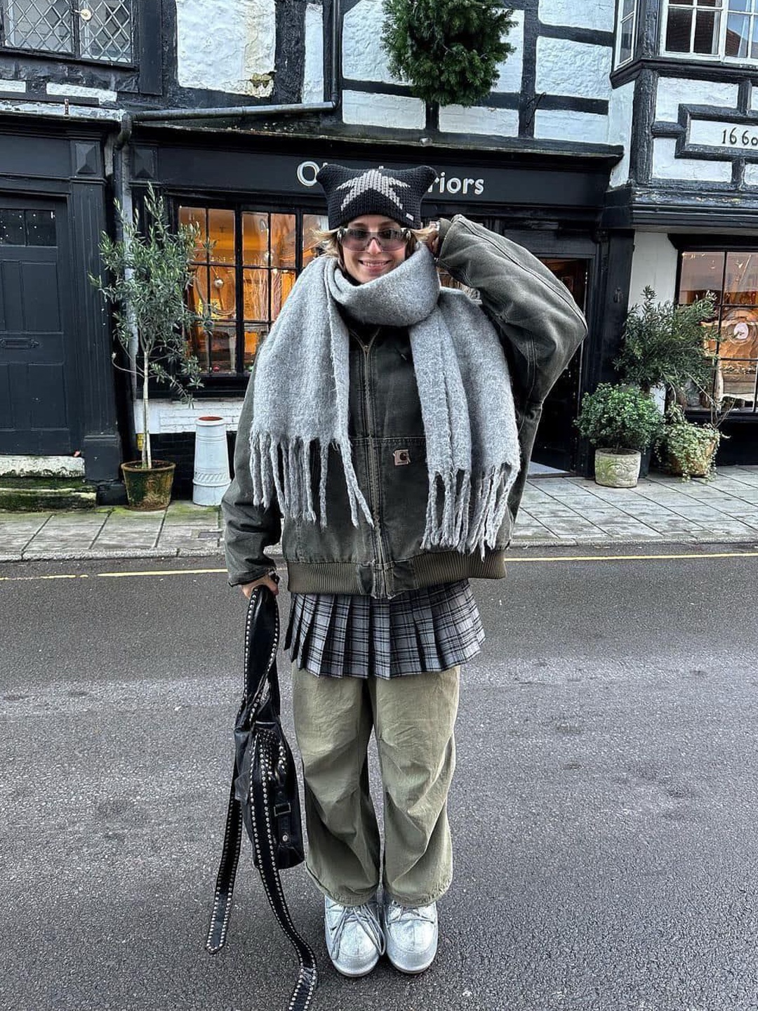 Acne Studios Narrow Wool Fringe Muffler Grey Melange, Saenginstudios Stripe 2Way Knit Muffler Gray 착용 스타일 - 3