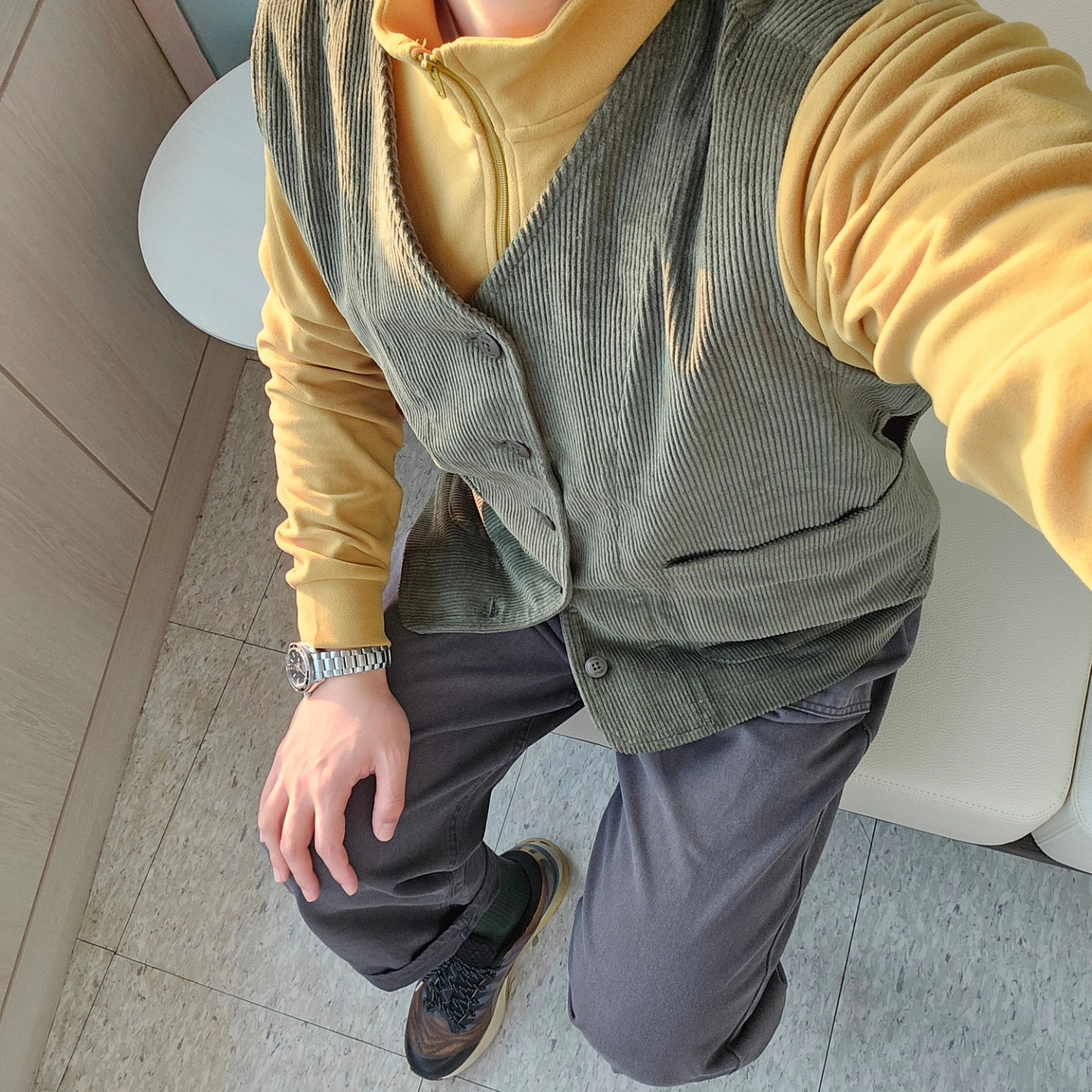 (W) Asics FN3-S Gel-Kayano 28 Anthracite Antique Gold 착용 스타일 - 4