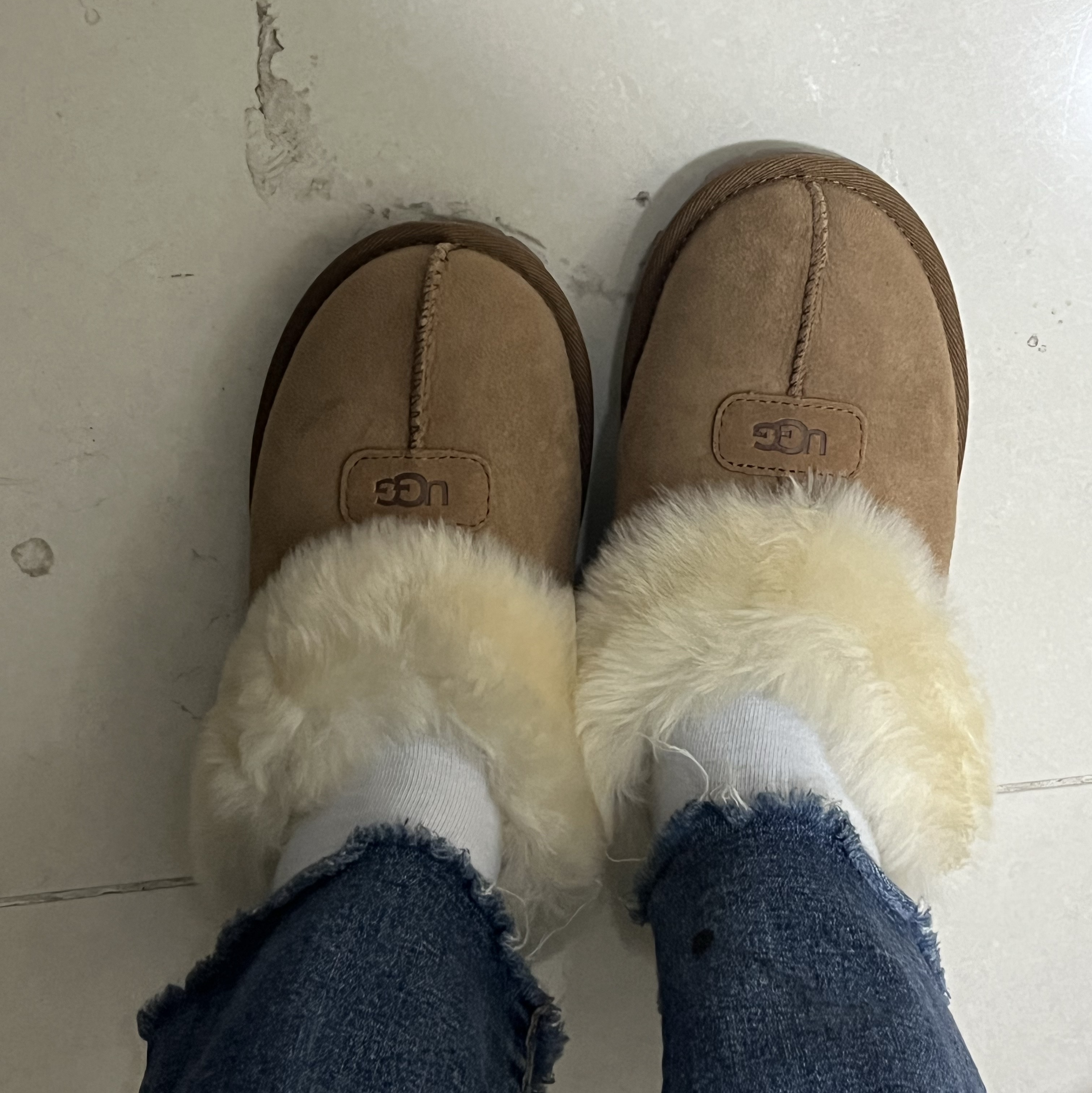 (W) UGG Coquette Slipper Chestnut 착용 스타일 - 1