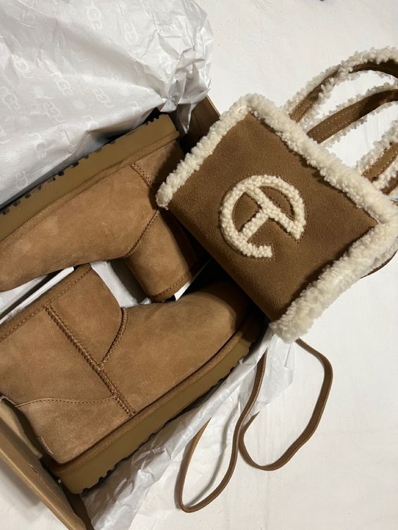 Telfar x UGG Small Shopping Bag Chestnut 착용 스타일