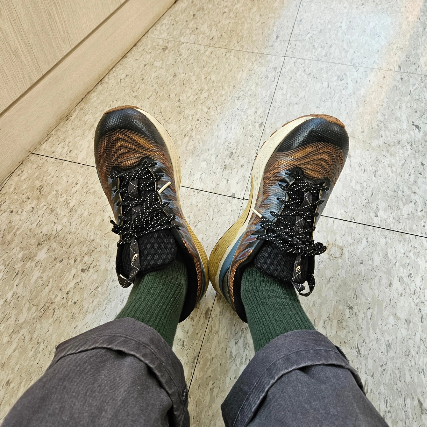 (W) Asics FN3-S Gel-Kayano 28 Anthracite Antique Gold 착용 스타일 - 5