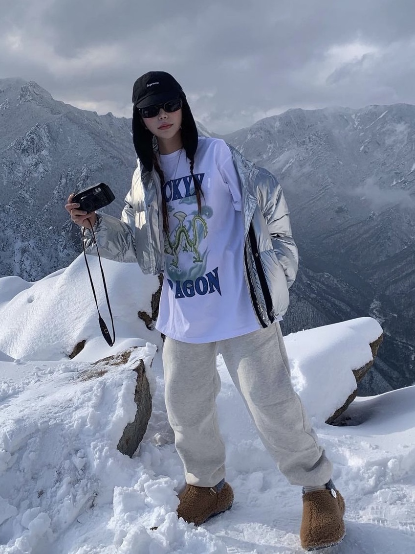 Crocs x Lil Nas X Mega Crush Clog Black Brown, Supreme Gore-Tex Earflap Cap Black - 23FW 착용 스타일 - 2
