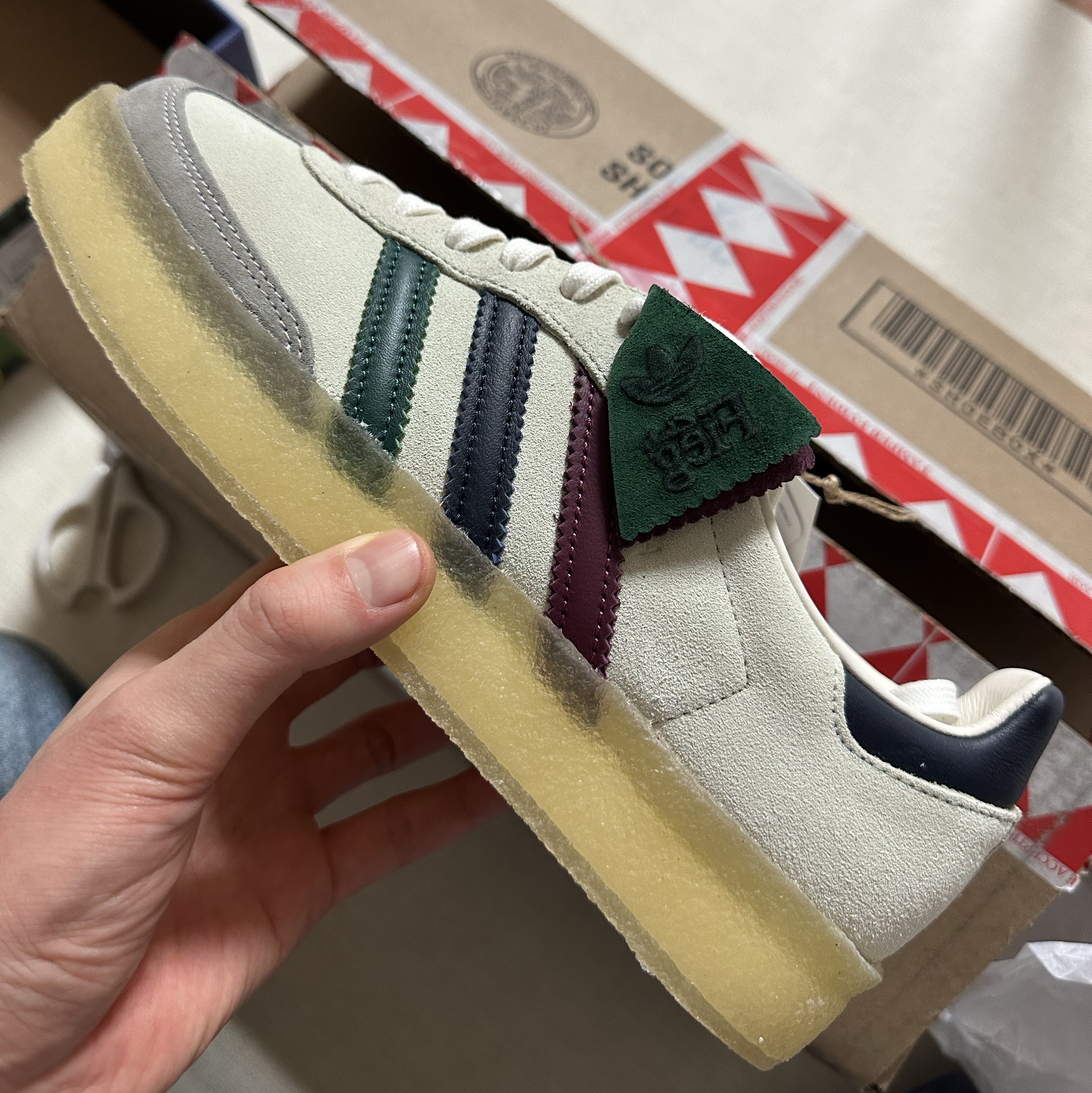 Adidas x Clarks x Ronnie Fieg 8th Street Samba Chalk White Collegiate Green 착용 스타일
