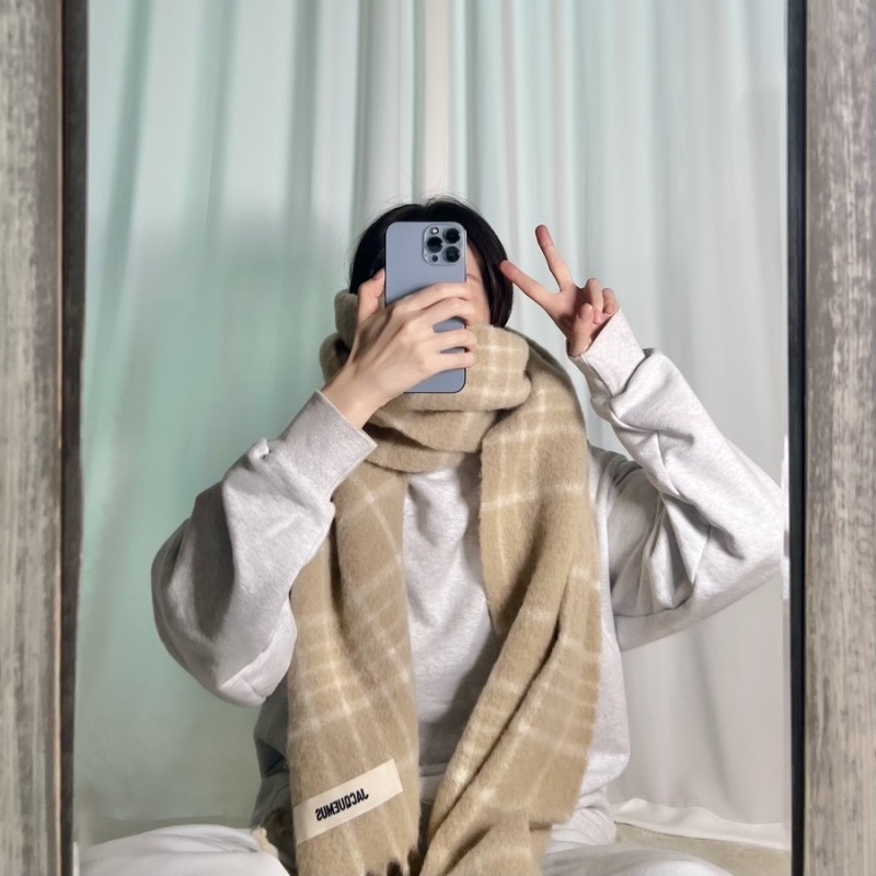 Jacquemus L’echarpe Carro Le Chouchou Jacquard Check Muffler Beige 착용 스타일