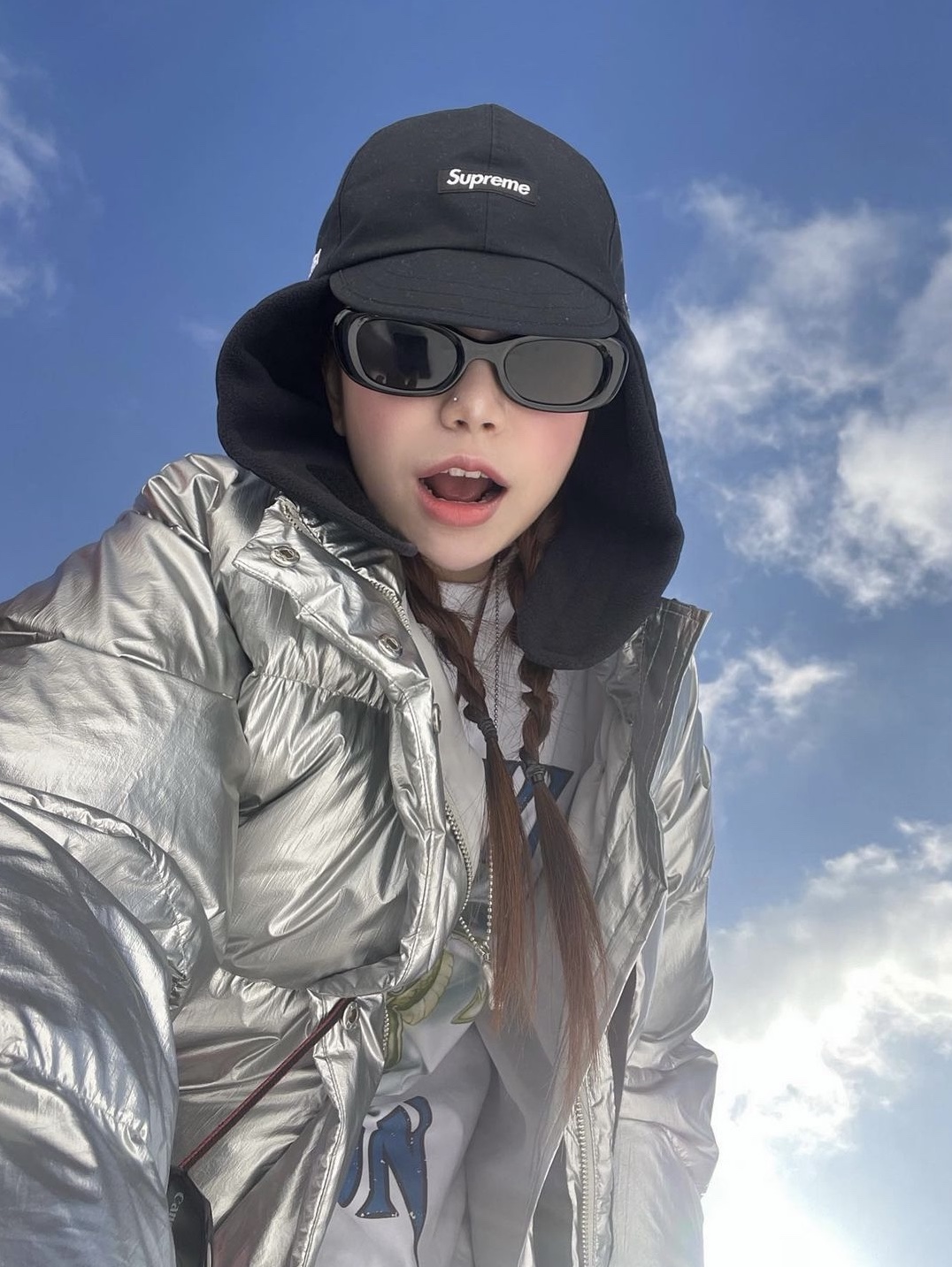 Supreme Gore-Tex Earflap Cap Black - 23FW, Open Yy Lucky Blue Dragon Long Sleeve T-Shirt White 착용 스타일 - 2