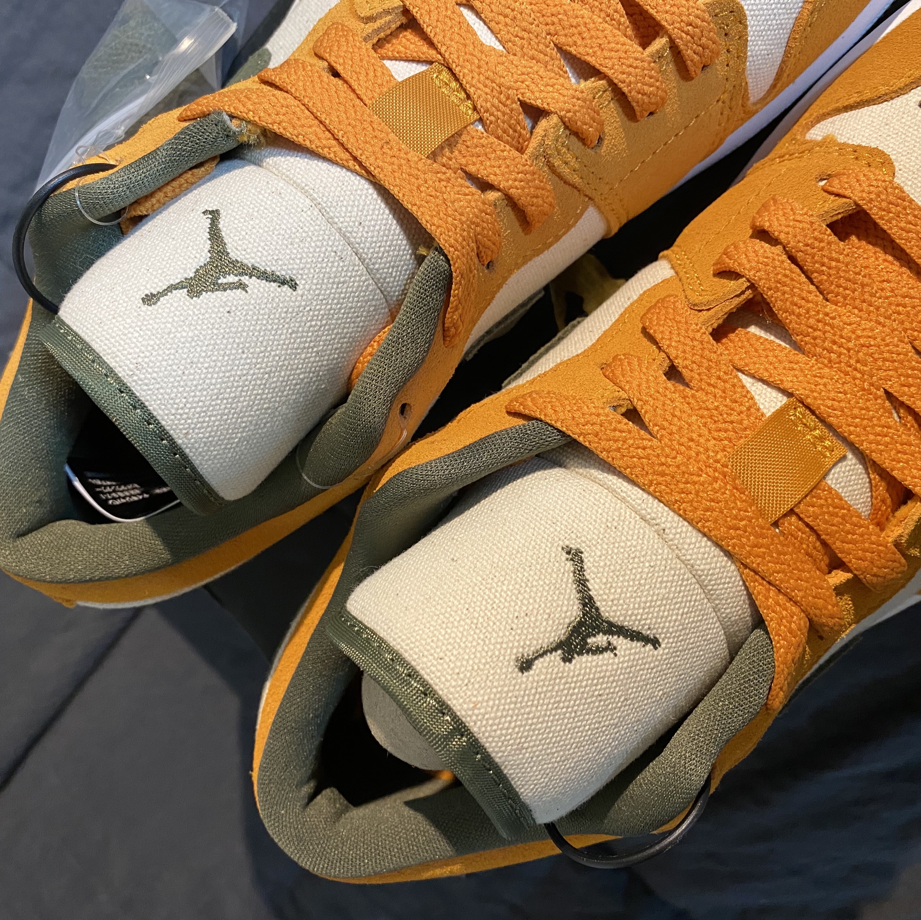 Jordan 1 Low SE Light Curry 착용 스타일