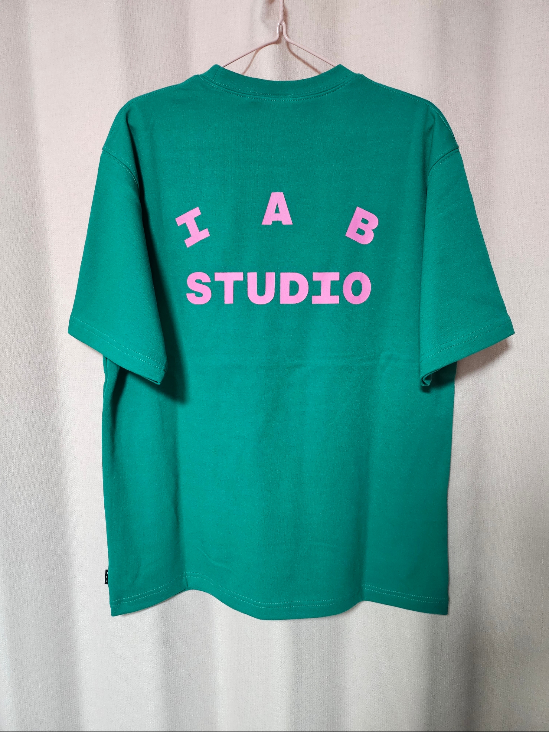 IAB Studio T-Shirt Green Pink, IAB Studio T-Shirt Black White 착용 스타일 - 2