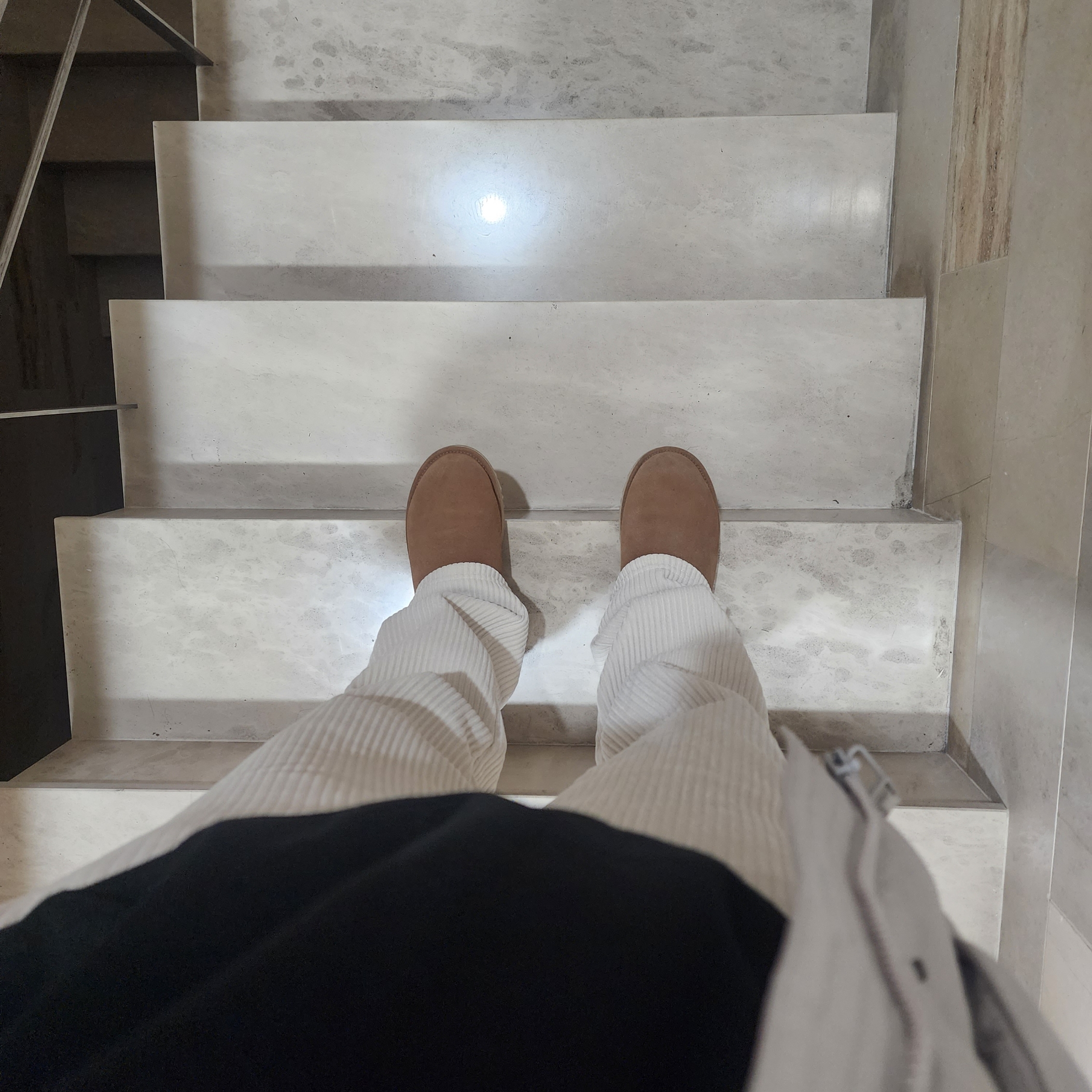 UGG Classic Slip-On Chestnut 착용 스타일