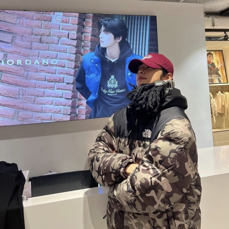 The North Face 1996 Novelty Nuptse Jacket Woodland Camo 착용 스타일