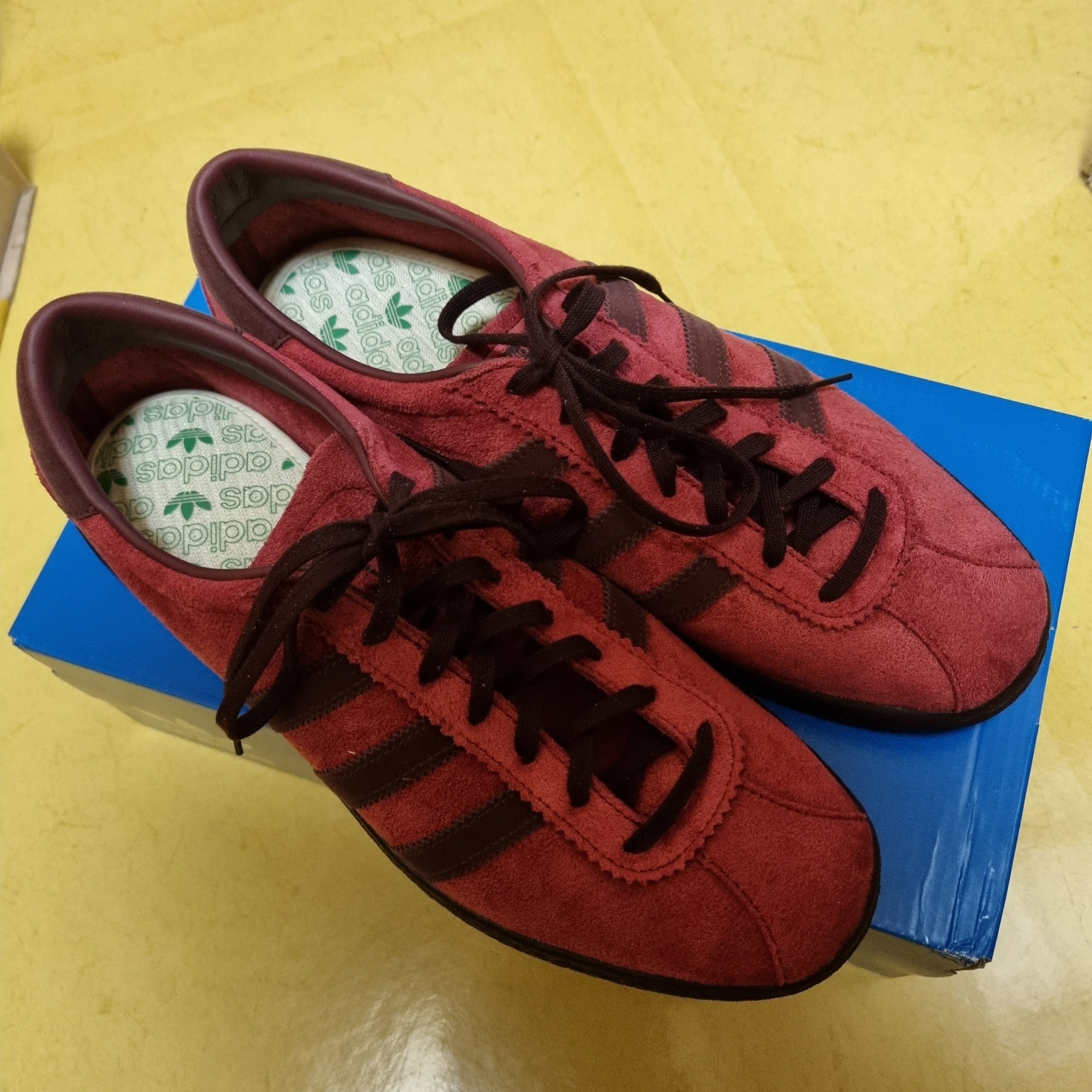 Adidas Tobacco Gruen Collegiate Burgundy 착용 스타일