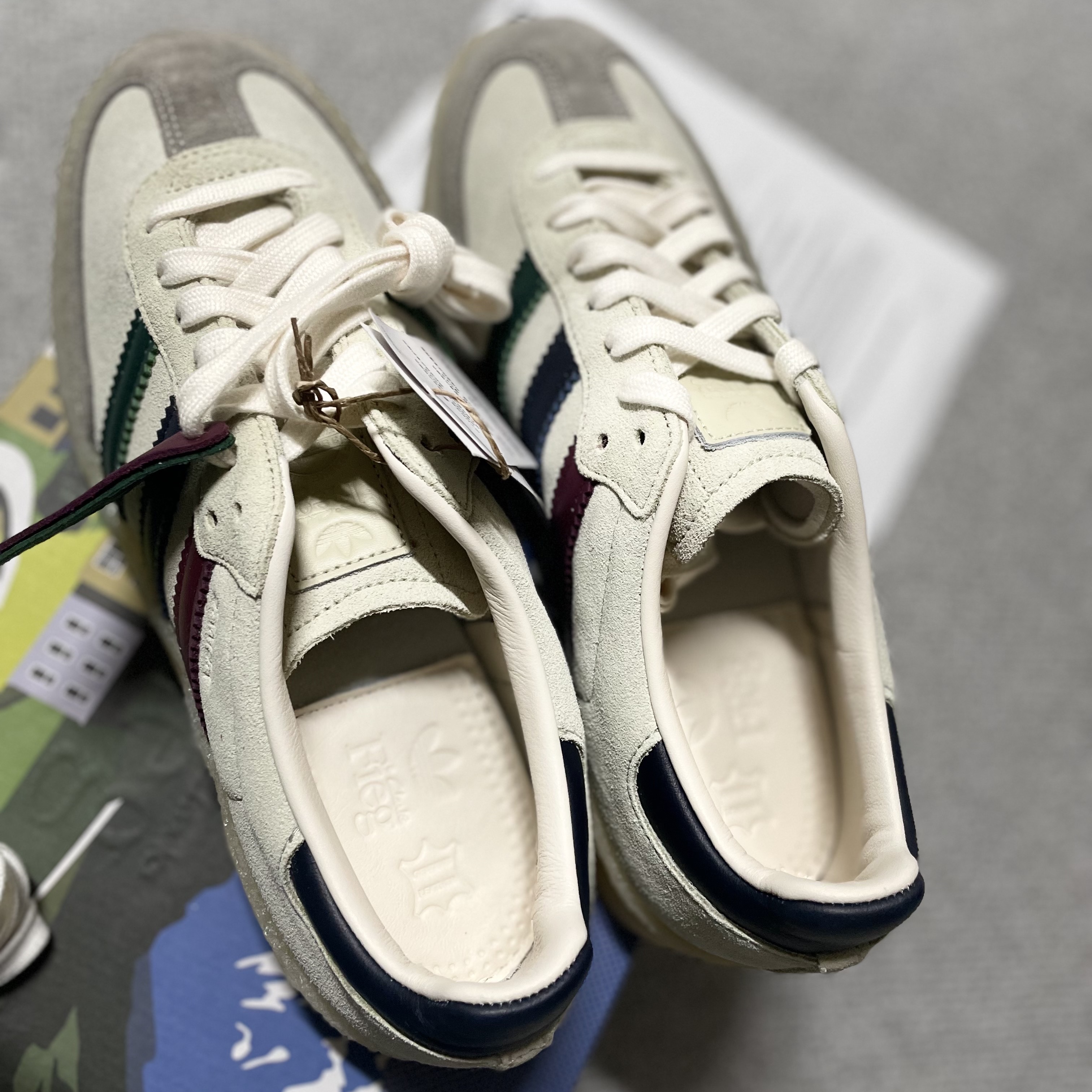 Adidas x Clarks x Ronnie Fieg 8th Street Samba Chalk White Collegiate Green 착용 스타일 - 4