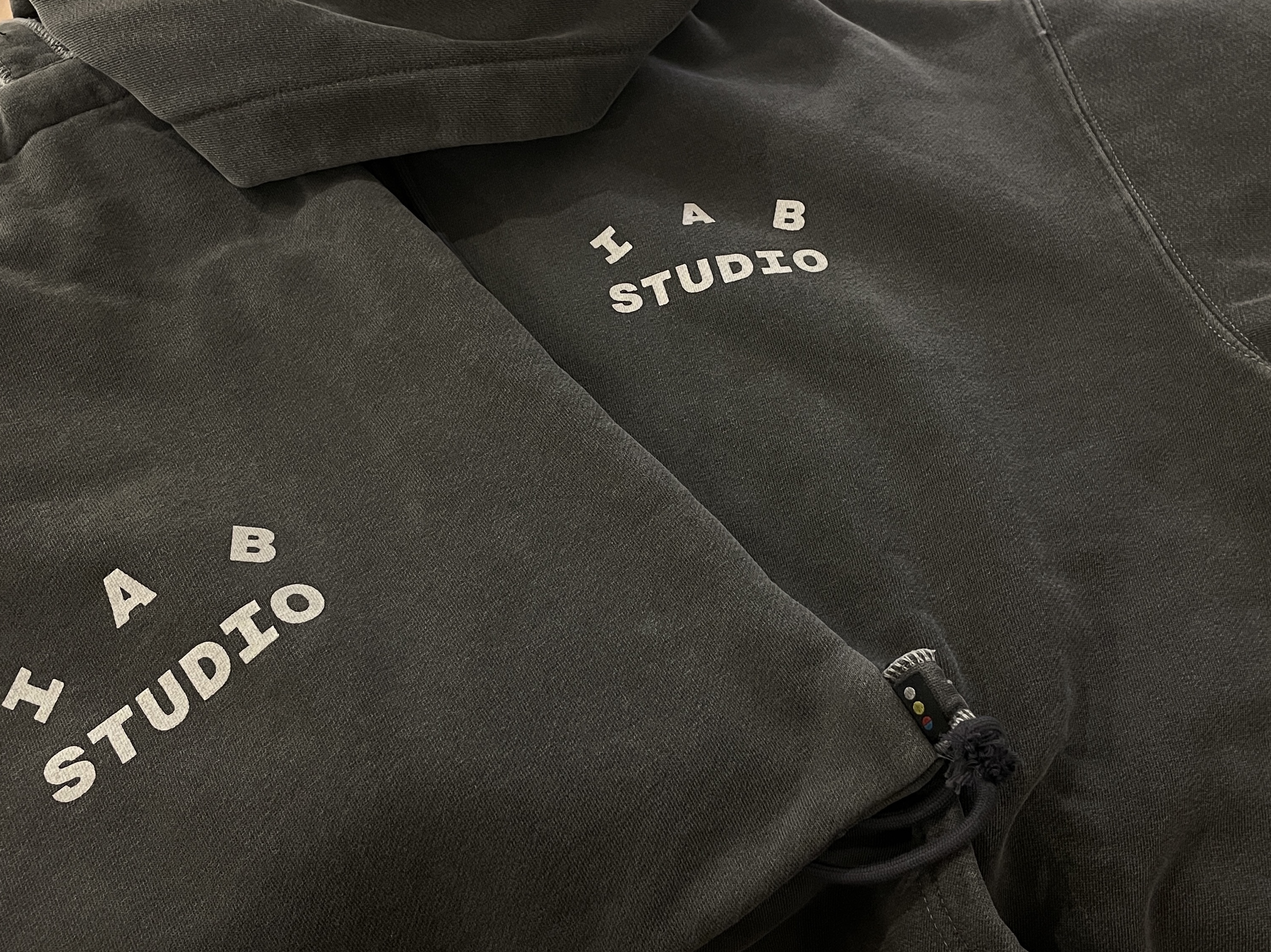 IAB Studio Pigment Hoodie & Sack Black 착용 스타일