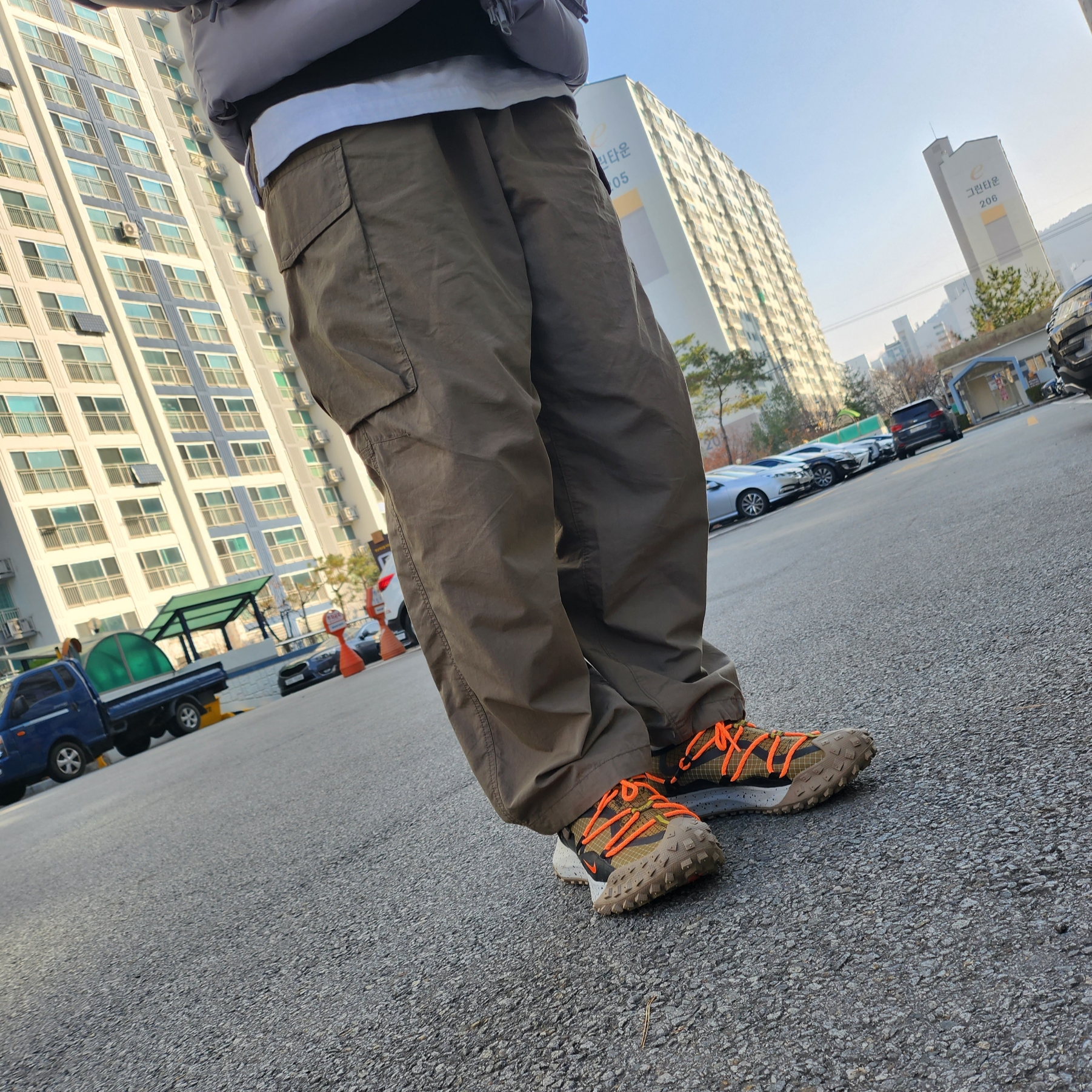 Nike ACG Mountain Fly Low Gore-Tex SE Hazel Rush 착용 스타일 - 1