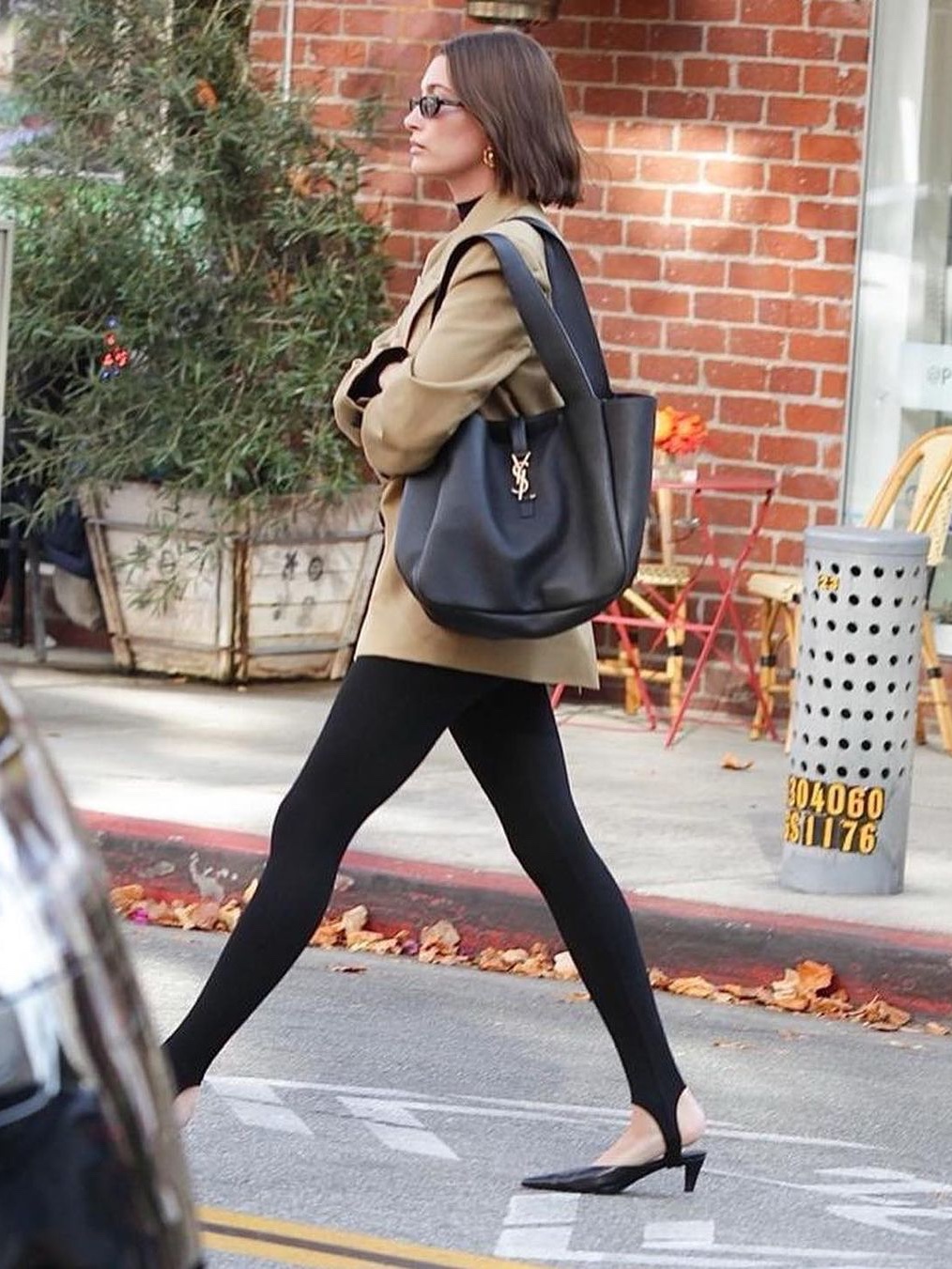 Saint Laurent Bea Tote In Grained Leather Black 착용 스타일 - 3