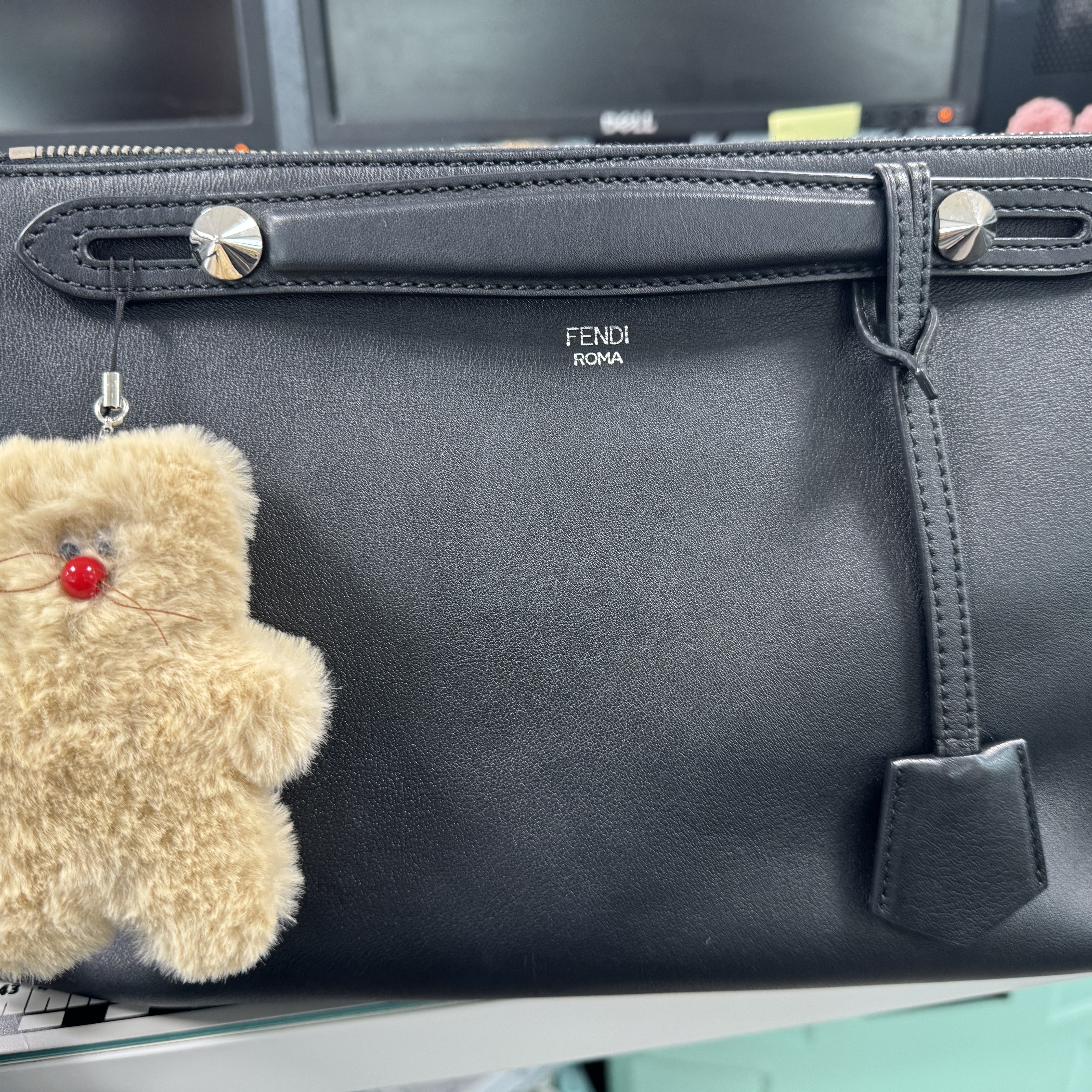 Monamhee x Amore Mall Rudolhee Phone Strap 착용 스타일 - 2