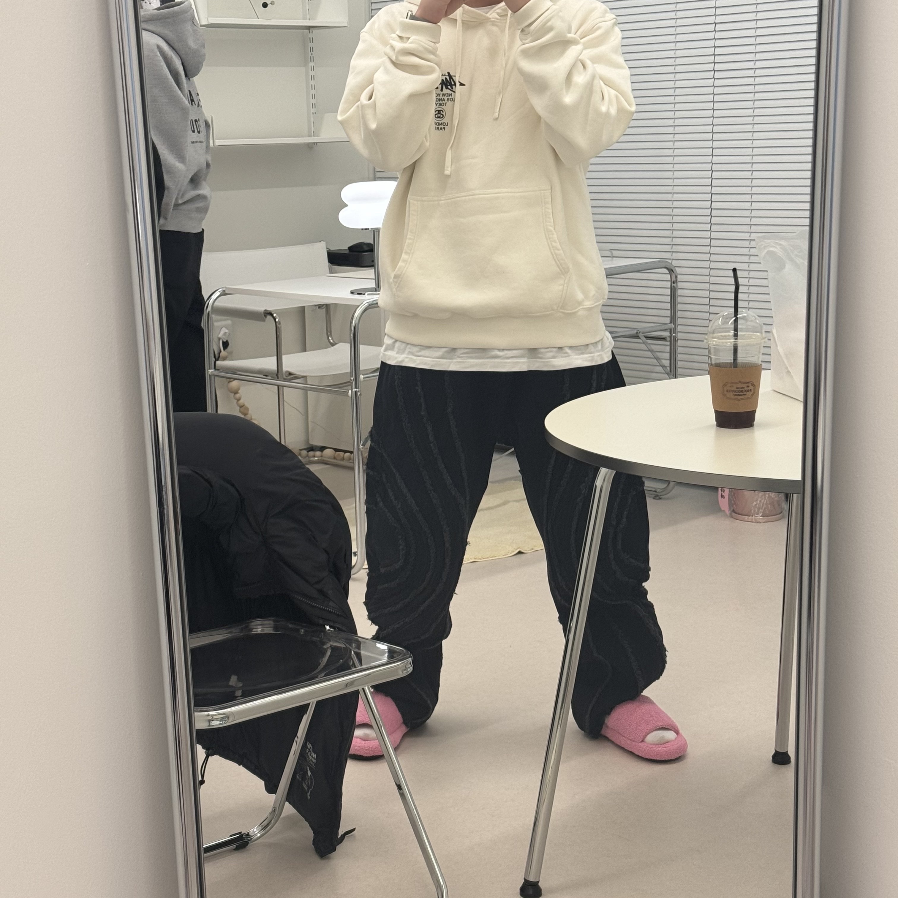 Stussy World Tour Hoodie Pigment Dyed Natural 착용 스타일