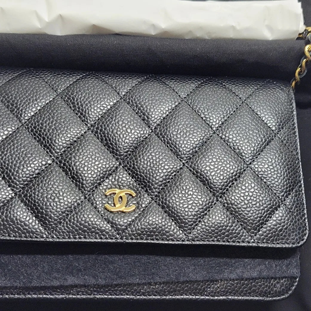 Chanel Classic Wallet On Chain Grained Calfskin & Gold Black 착용 스타일