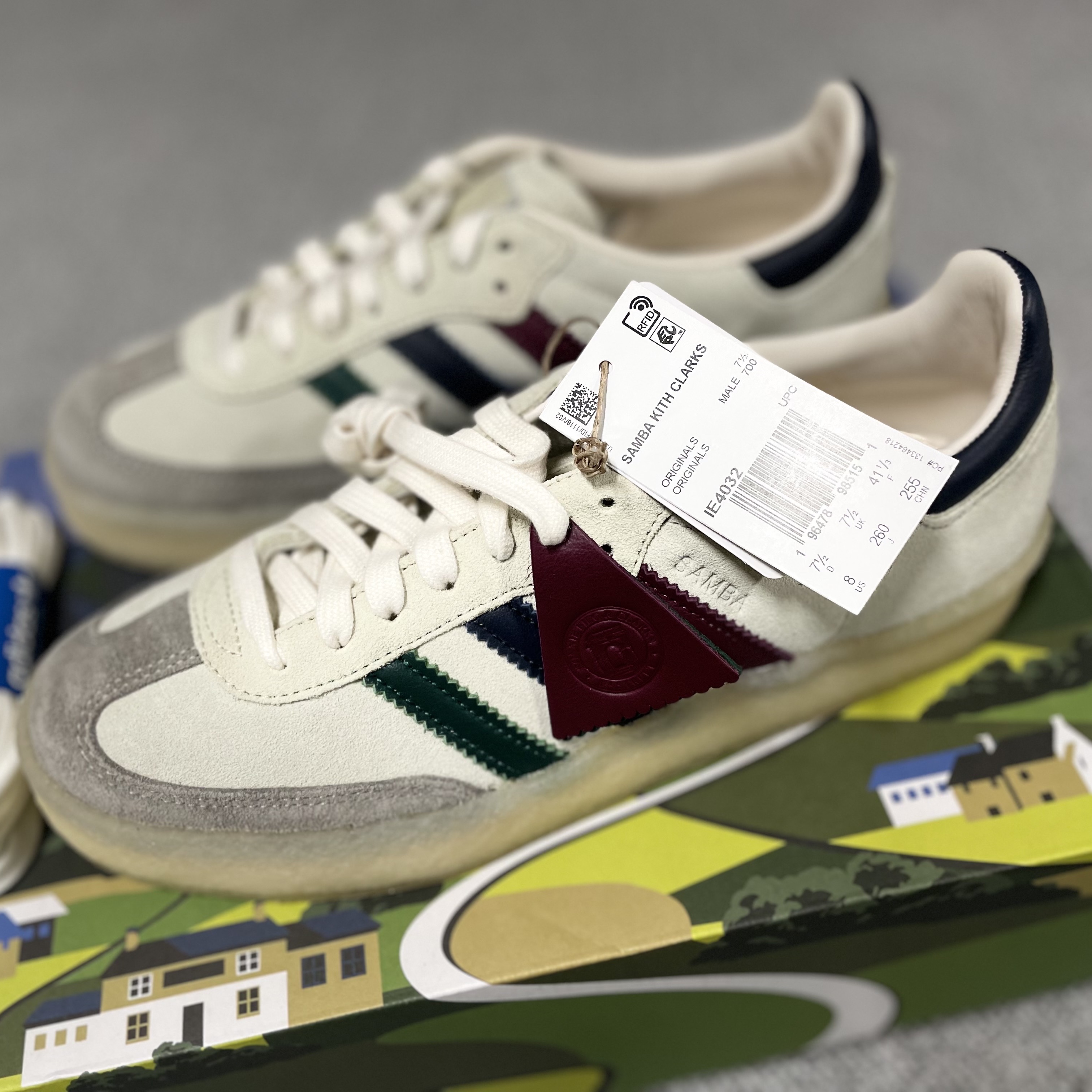 Adidas x Clarks x Ronnie Fieg 8th Street Samba Chalk White Collegiate Green 착용 스타일 - 2