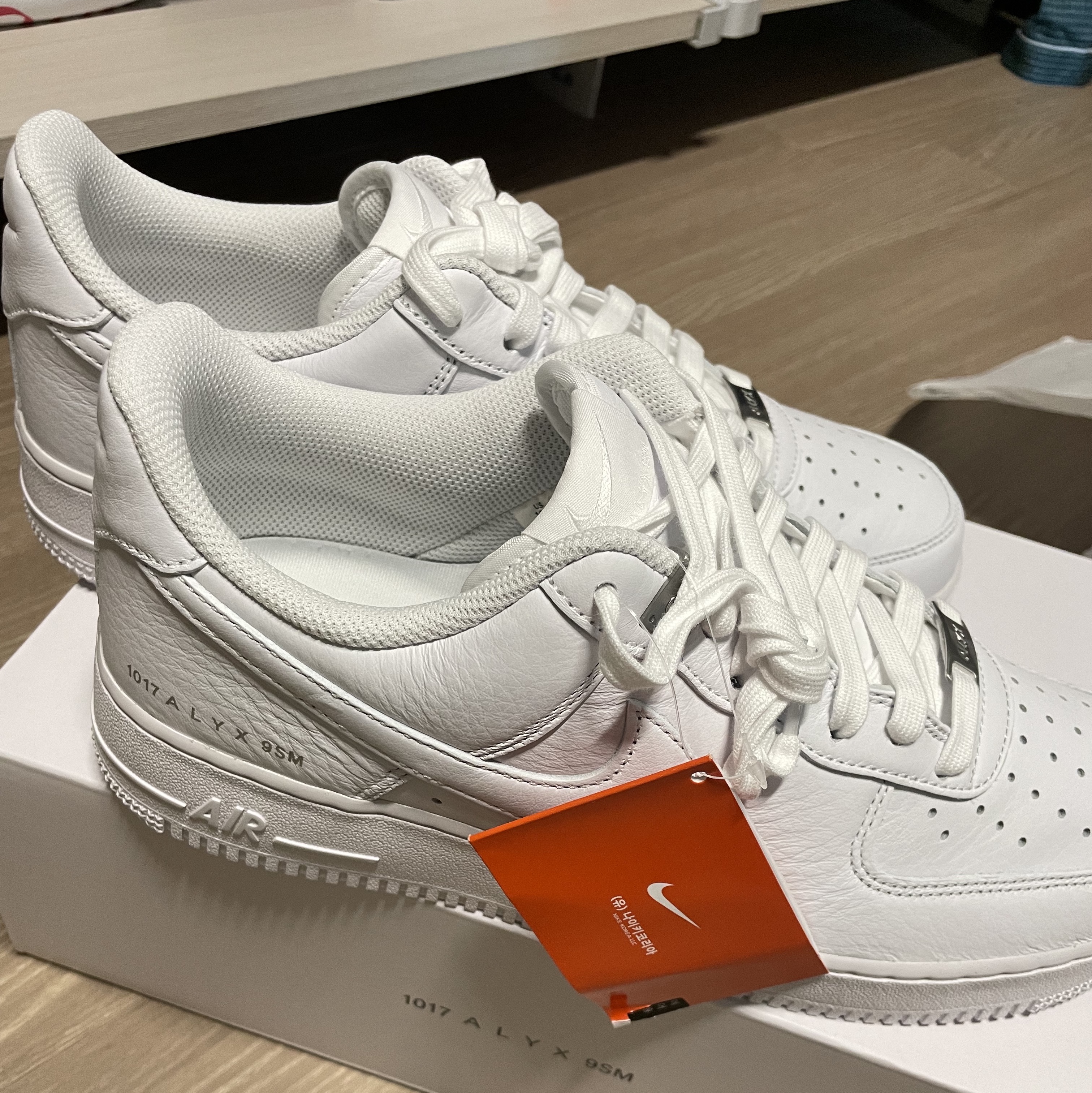 Nike x 1017 Alyx 9SM Air Force 1 Low SP White 착용 스타일 - 2