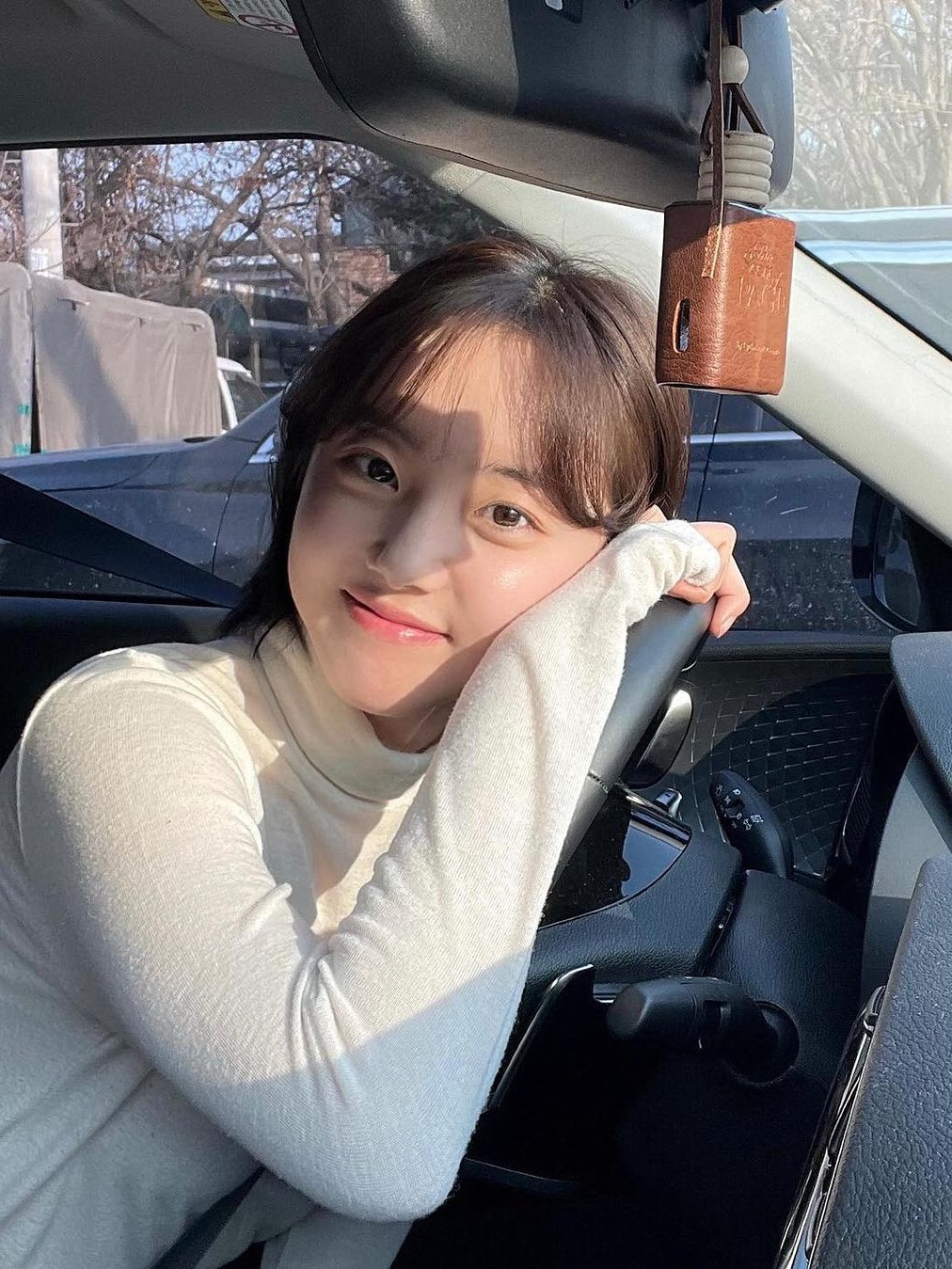 Prada Technical Jersey Mock Turtleneck White, (W) Miu Miu Cotton Turtleneck Jersey White 착용 스타일 - 3