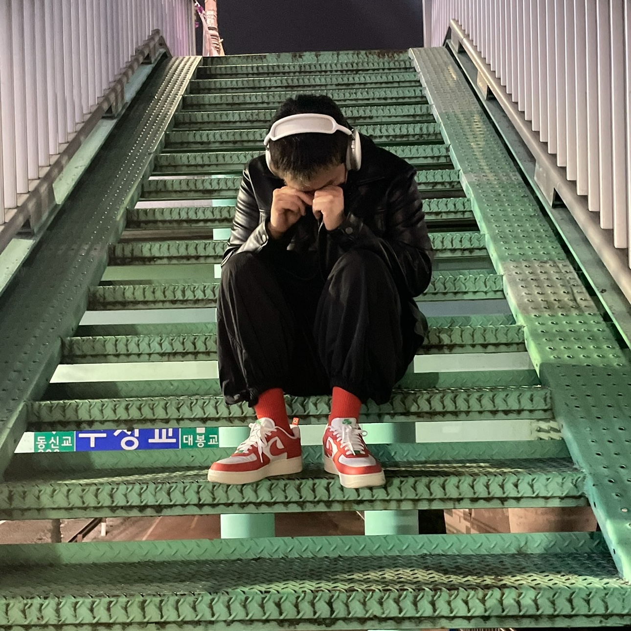 Nike Air Force 1 '07 LV8 Pojangmacha, Apple AirPods Max Lightning Silver (Korean Ver.) 착용 스타일