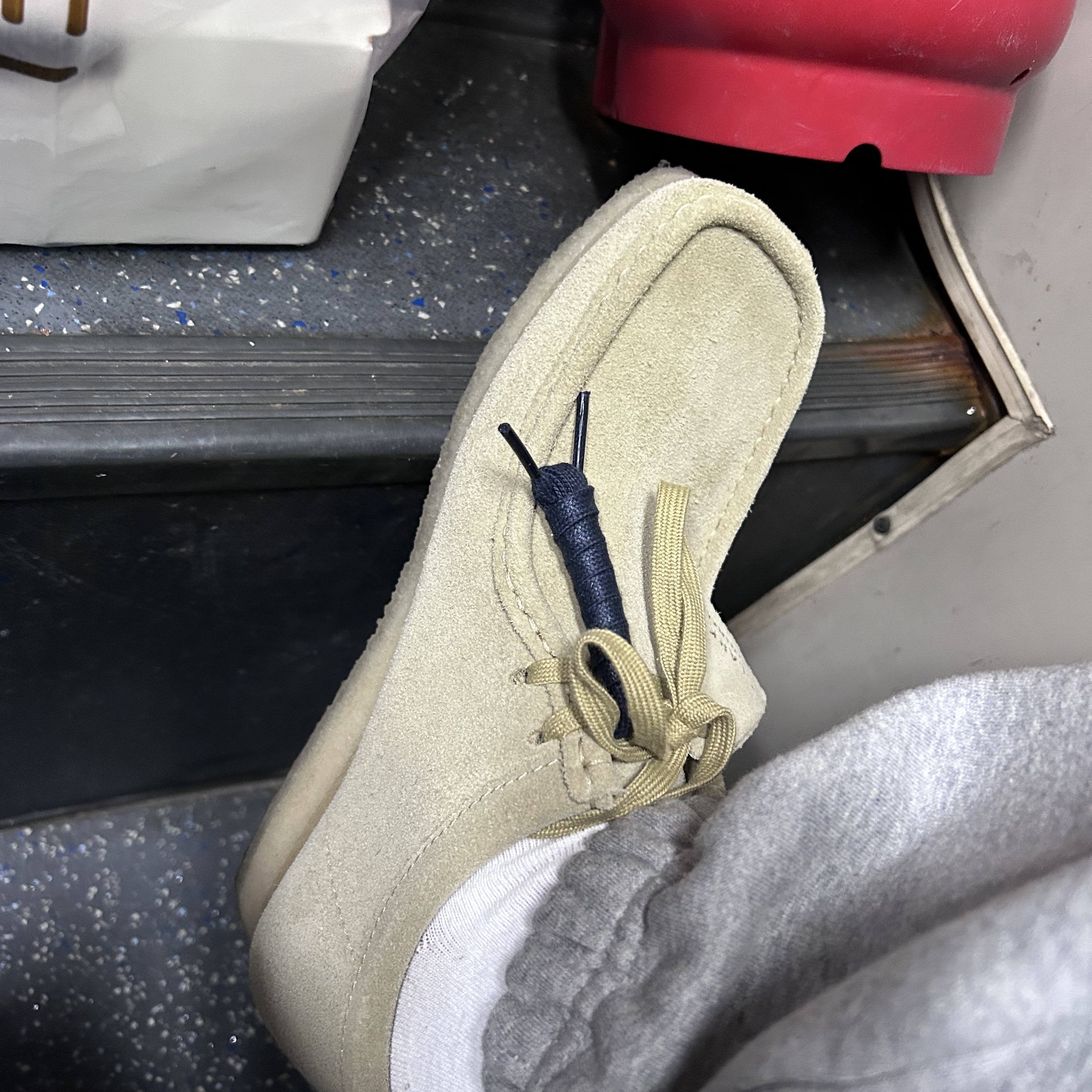 Clarks Wallabee Maple Suede 착용 스타일 - 2